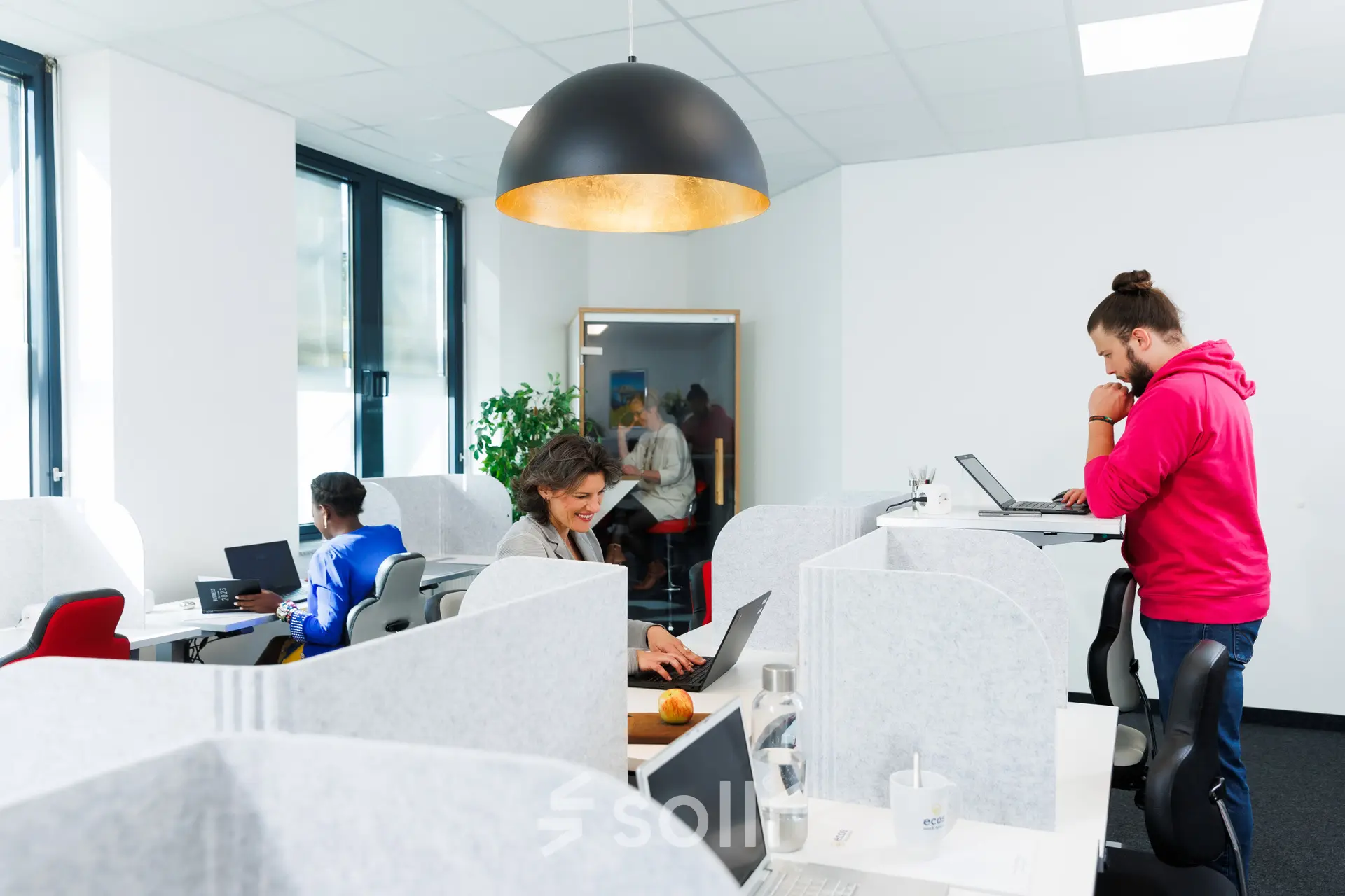 Modernes Büro zur Miete in München Laim mit flexiblen Arbeitsbereichen und Tageslichteinfall, ideal für produktives Arbeiten.