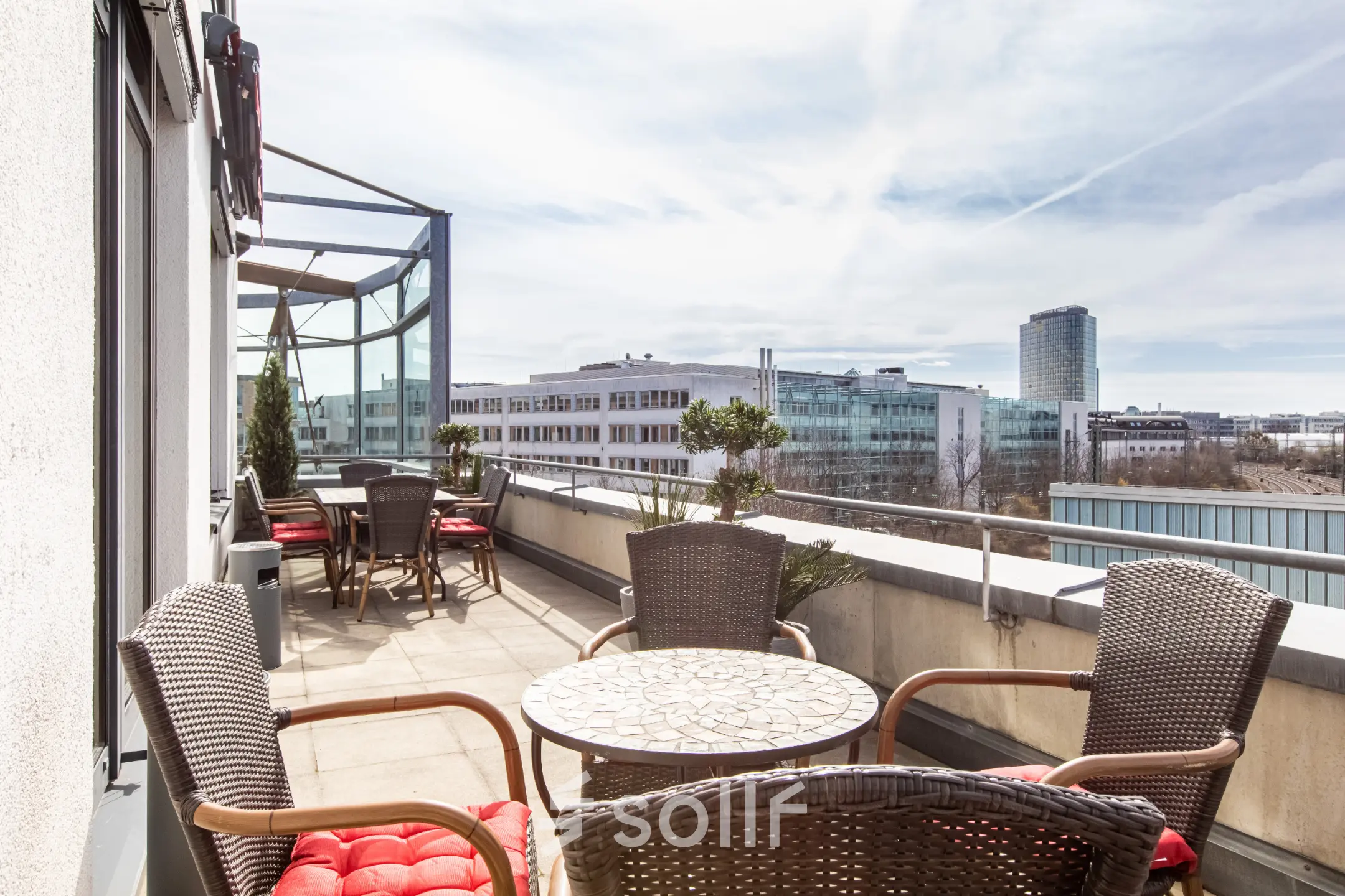 Terrasse mit Sitzgelegenheiten und Ausblick auf moderne Bürogebäude in München Laim auf der Landsberger Straße 155.