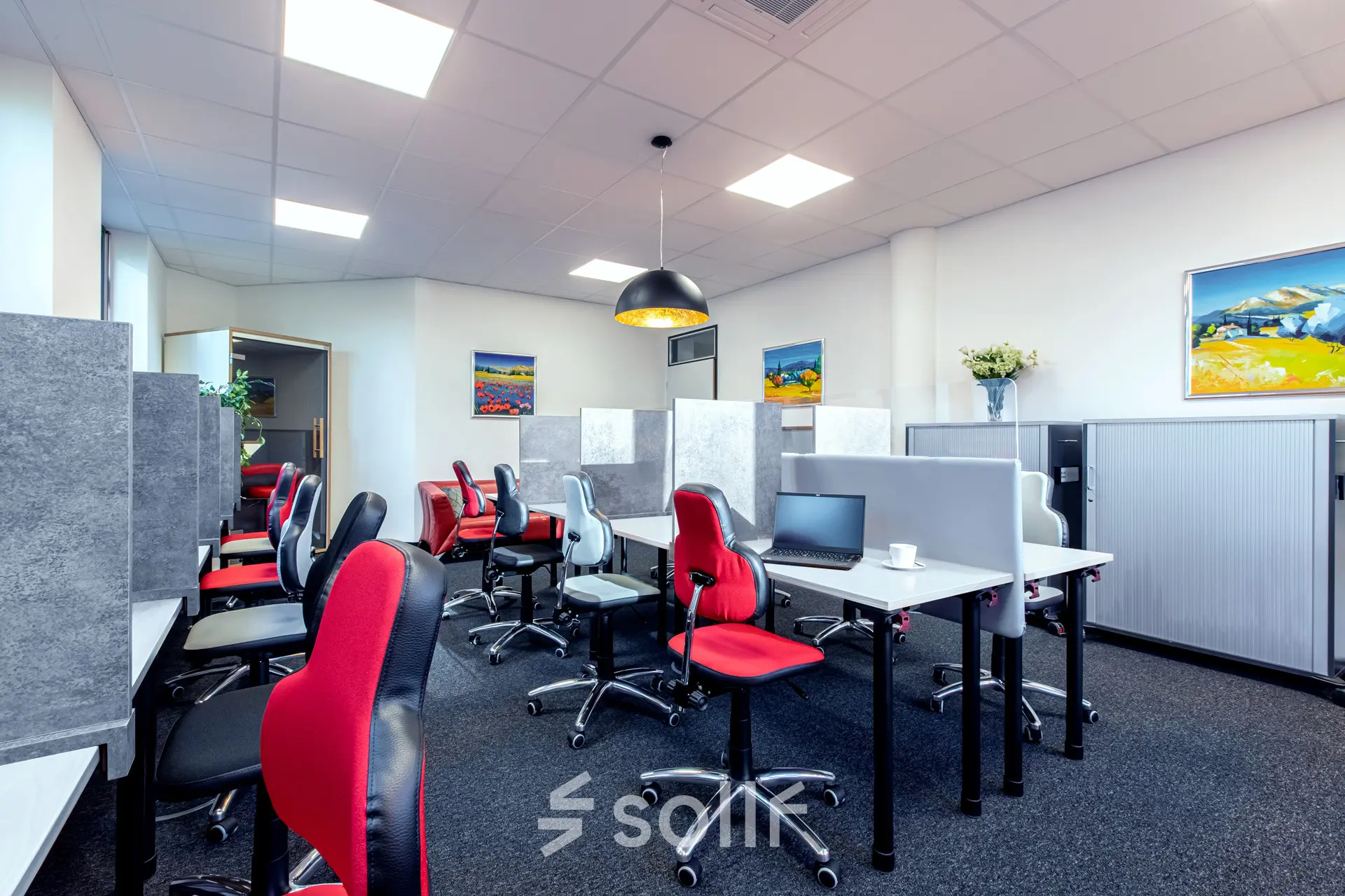 Leuchtend modernisiertes Büro mit Arbeitsplätzen und Trennwänden, bereit zur Nutzung in der Landsberger Straße 155. Perfekt für alle, die Bürofläche mieten oder Büroraum mieten möchten.