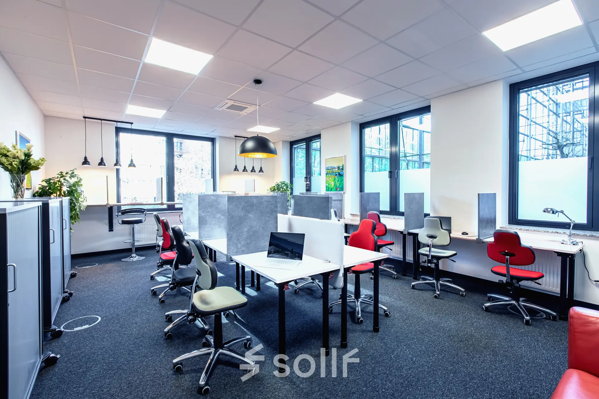 Helles Büro in München Laim mit modernen Schreibtischen und ergonomischen Stühlen, ideal für die Bürofläche mieten. Große Fenster bieten viel Tageslicht.