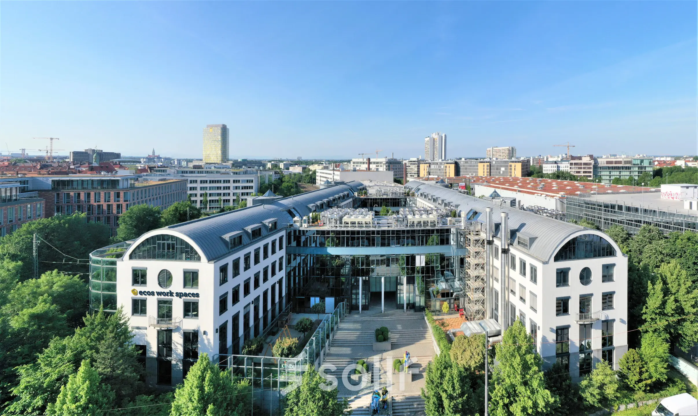 Moderne Büroanlage in München Laim mit großen Glasfassaden und begrünten Außenbereichen, ideal um ein Büro zu mieten.