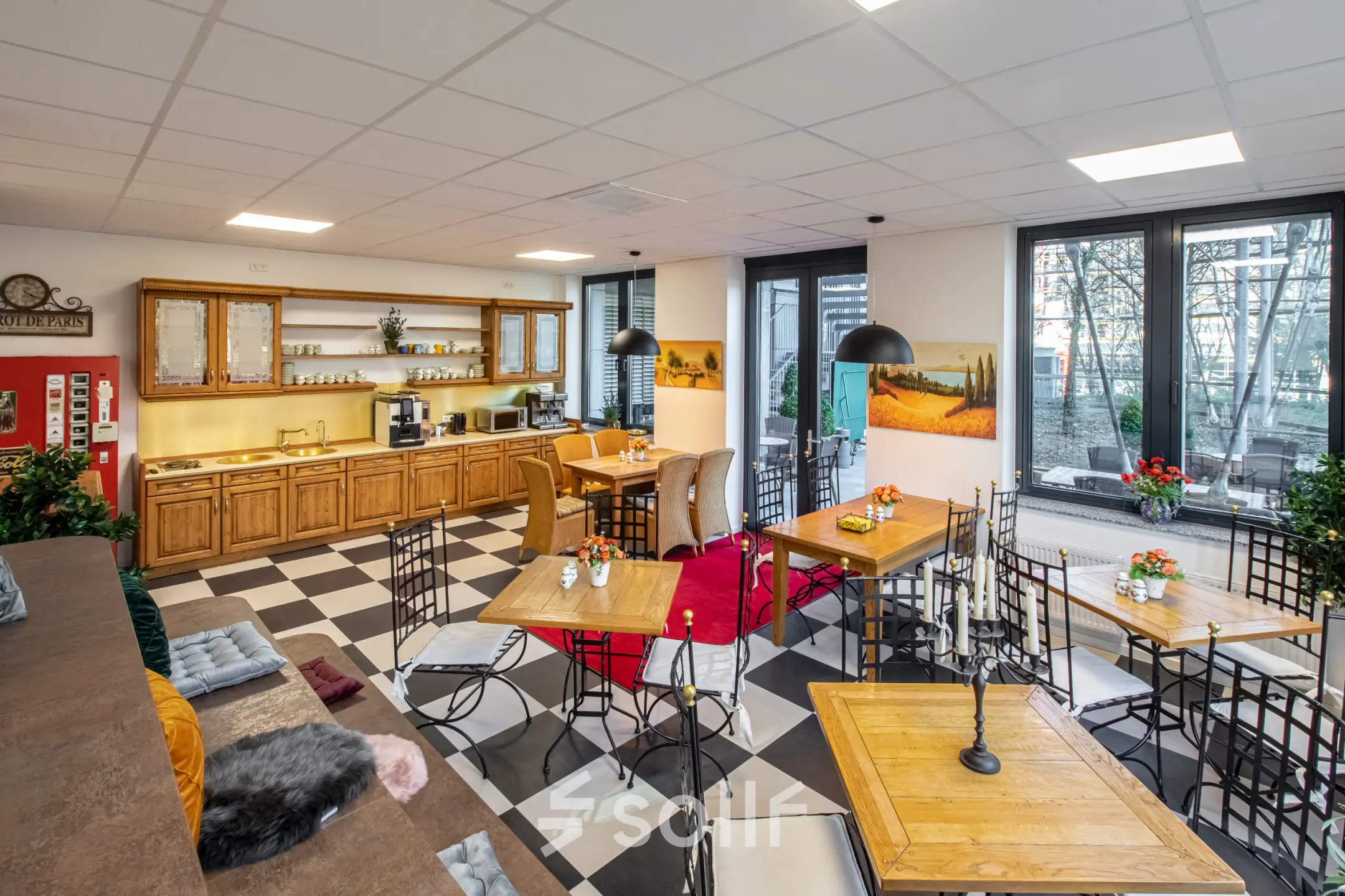 Einladender Büroraum in München Laim mit gemütlicher Einrichtung und hellem Ambiente, perfekt zum Büro mieten oder als bürofläche mieten.