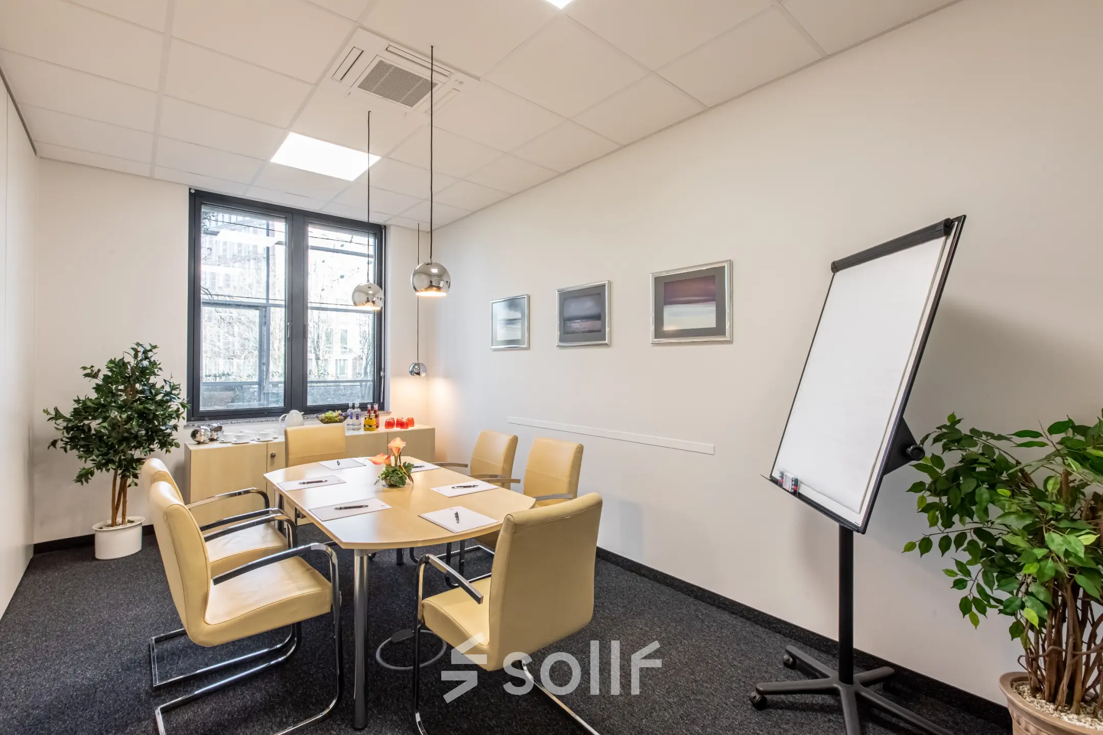 Heller Besprechungsraum mit stilvollen Möbeln und viel natürlichem Licht. Perfekt für die nächste Konferenz oder als büroraum mieten Option in München Laim.