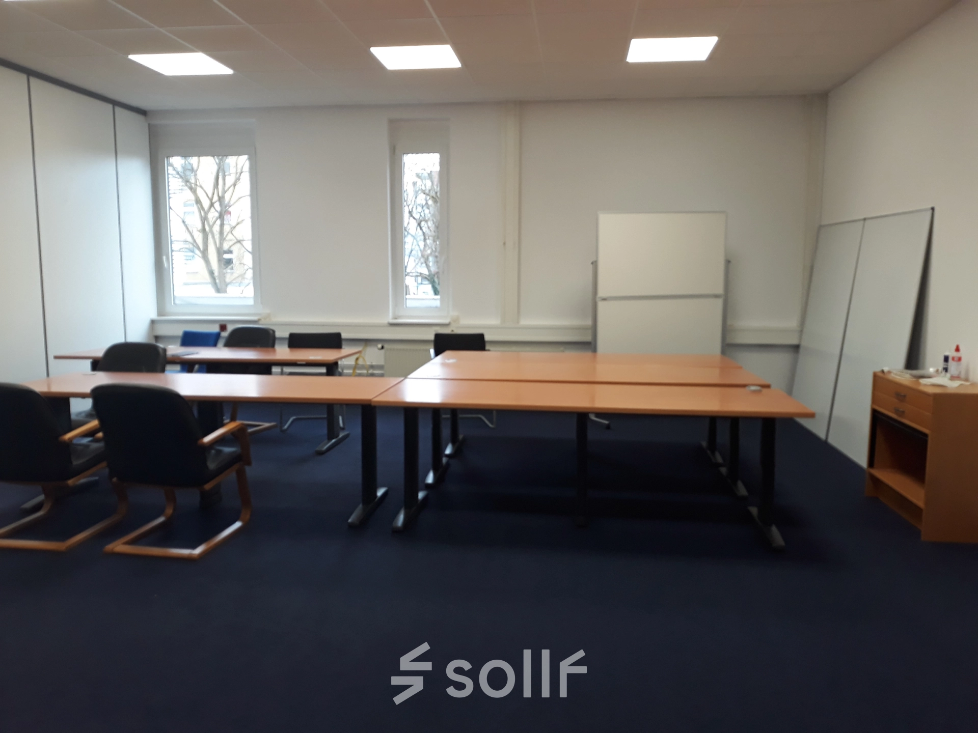 Möbliertes Büro in München Pasing mit mehreren Tischen und Stühlen, ideal zum Büro mieten oder Büroraum mieten.