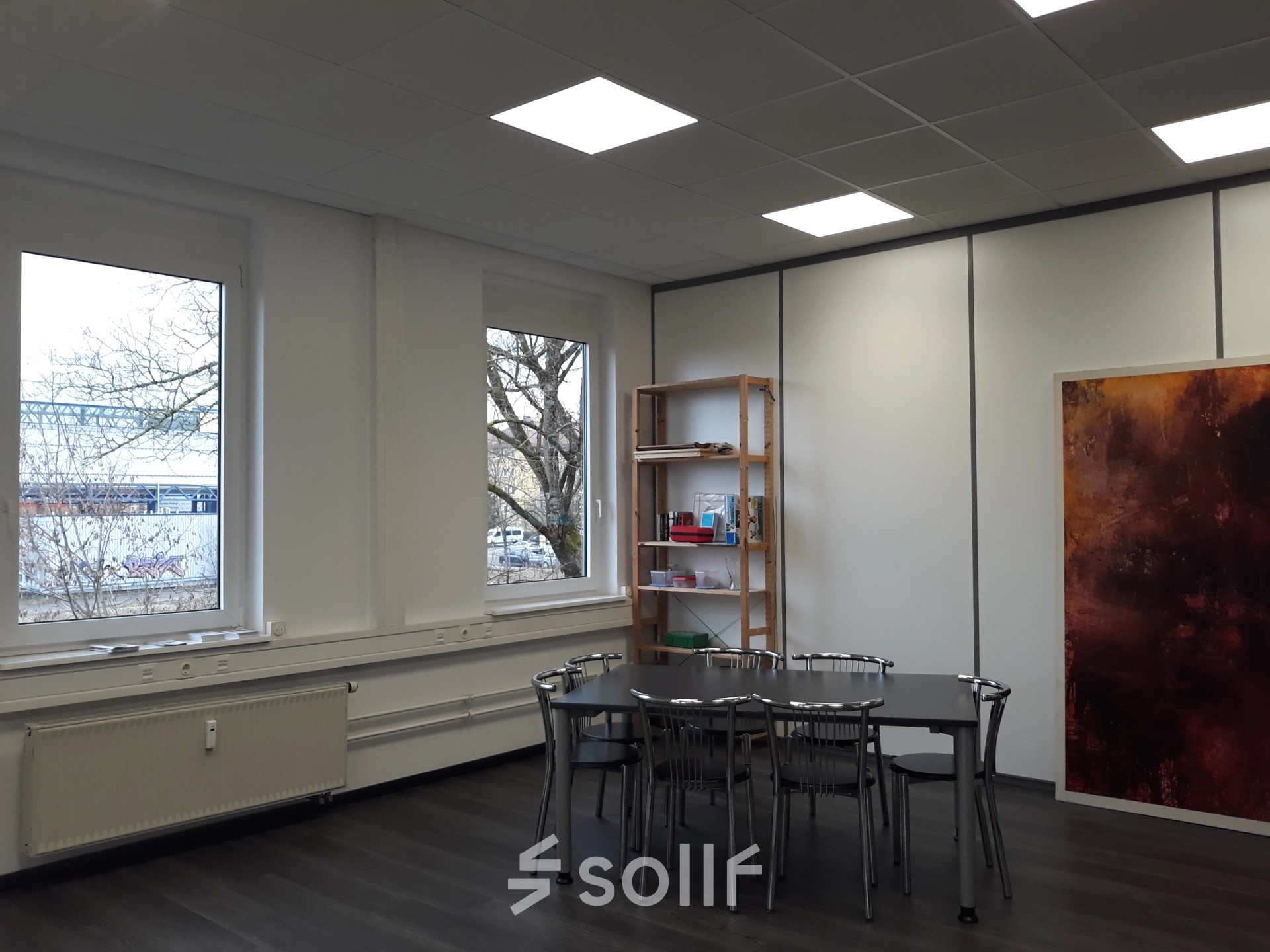 Helles Büro in München Pasing mit großen Fenstern, Tisch und Stühlen, ideal für flexibles Arbeiten. Perfekt, um Bürofläche oder Büroraum zu mieten.