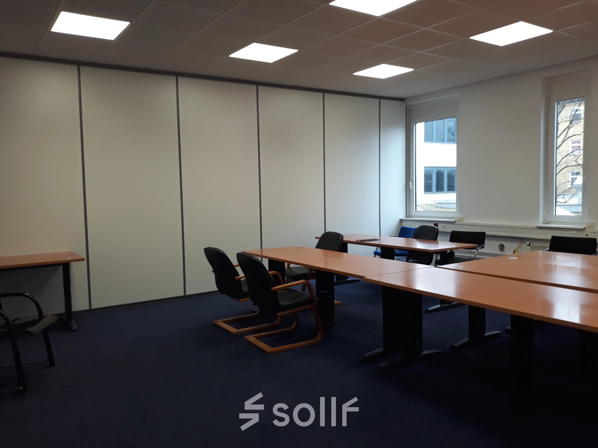 Helles Büro in München Pasing mit mehreren Tischen und Stühlen, ideal zum Büroraum mieten oder Bürofläche mieten.