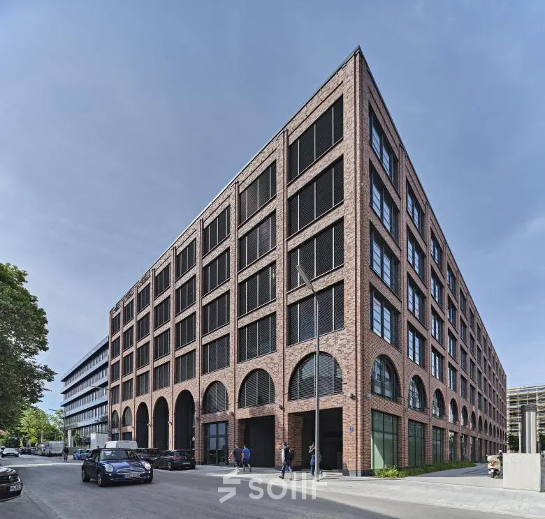 Außenansicht eines modernen Bürogebäudes in der Mühldorfstraße 8, München Werksviertel, geeignet zum Büro mieten, mit roter Backsteinfassade.