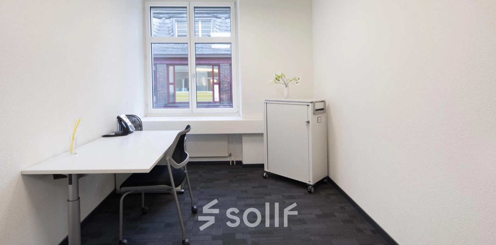 Helles, möbliertes Büro an der Bahnhofstrasse 52, Zürich City mit einem Schreibtisch und einem Schrank, perfekt zum Bürofläche mieten.