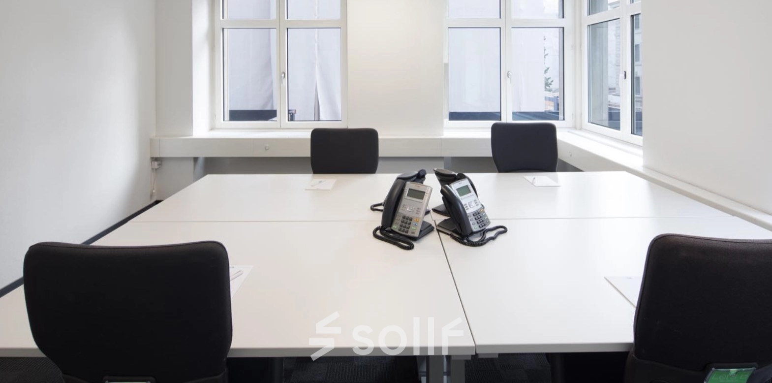 Helles Büro in der Bahnhofstrasse 52, Zürich City, mit sechs modernen Arbeitsplätzen, ideal zum Büro mieten. Große Fenster lassen viel Licht herein, während die Telefonanlagen bereitstehen.