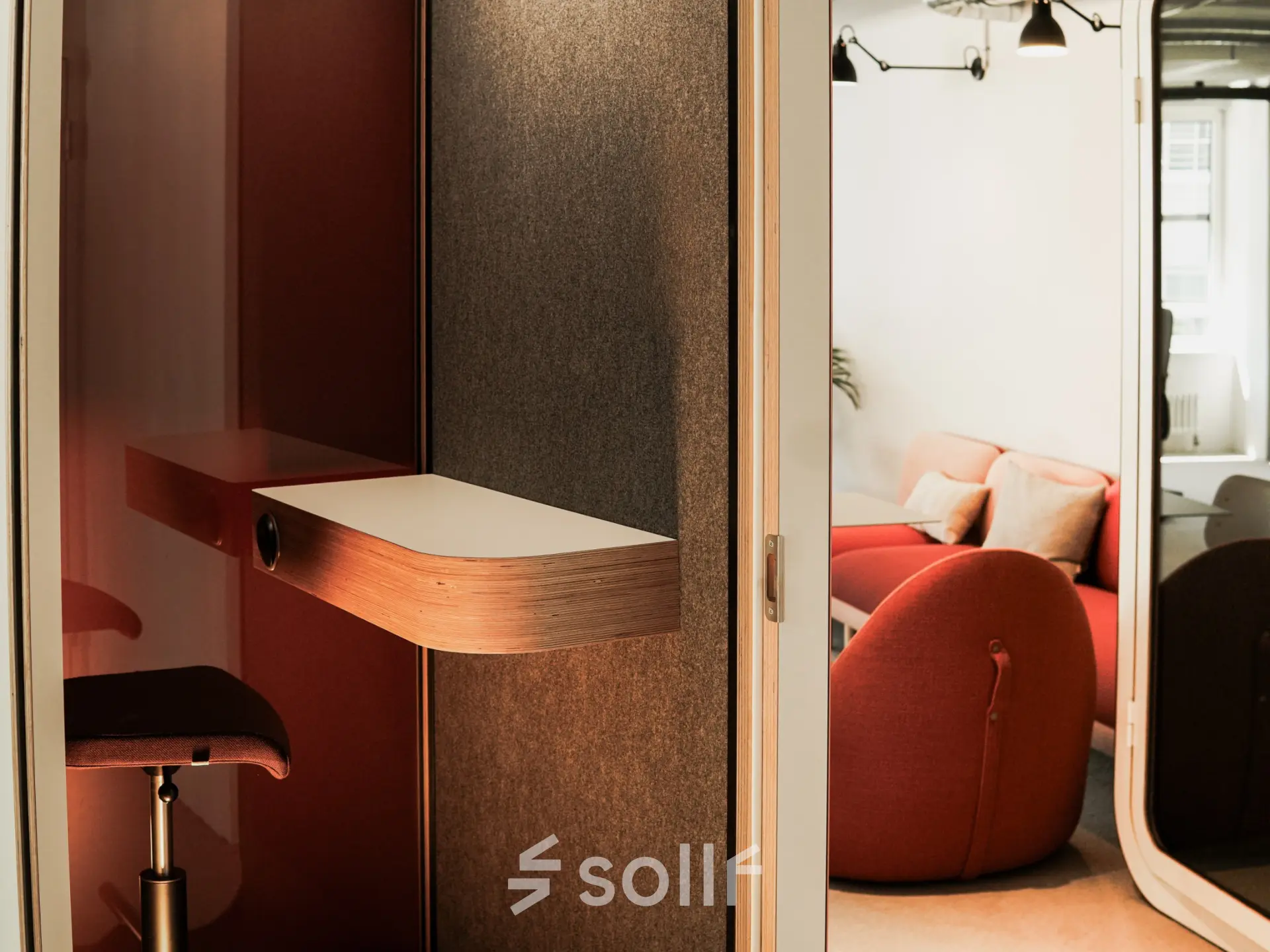 Gemütlicher Büroraum mieten in Zürich City, ideal für kreative Meetings oder als entspannter Rückzugsort.