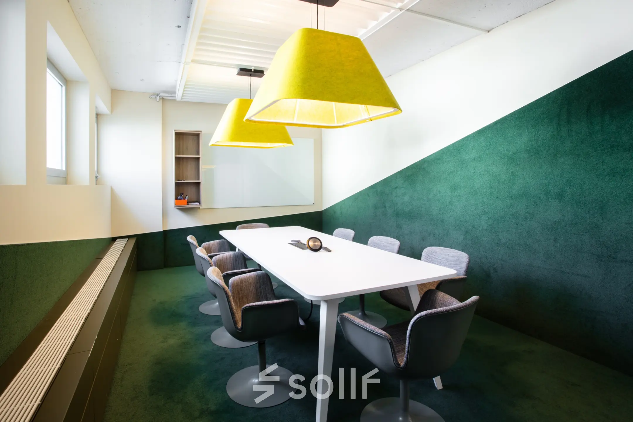 Helles Büro in Zürich City, Talacker 41, mit modernem Tisch und Stühlen, grüne Akzente und großen gelben Lampen. Perfekt zum Bürofläche mieten mit stilvollem Ambiente.
