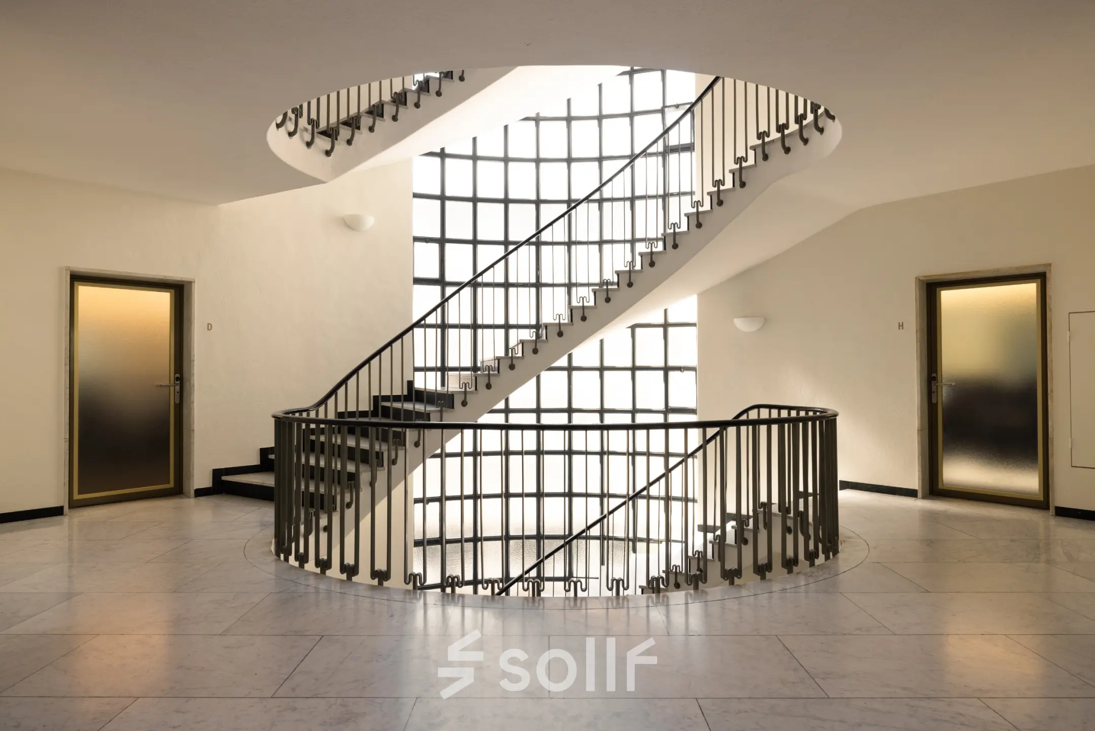 Offenes Treppenhaus mit modernem Design und viel natürlichem Licht, ideal für Unternehmen, die Bürofläche in Zürich City mieten möchten.