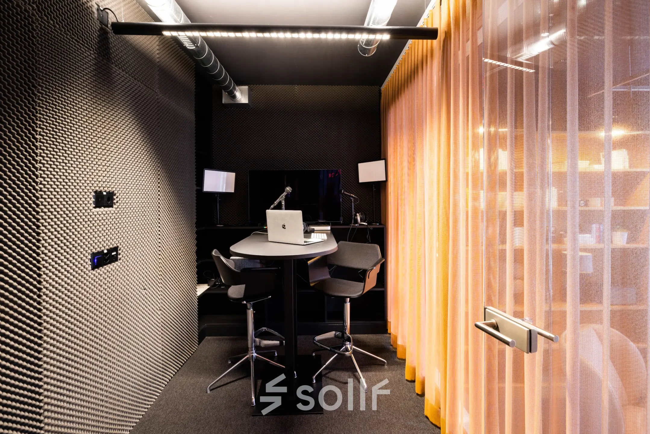 Modernes, gut ausgestattetes Büro mit Schallschutzwänden und hohen Barhockern in der Uraniastrasse 31, Zürich City, ideal zum Büroraum mieten.