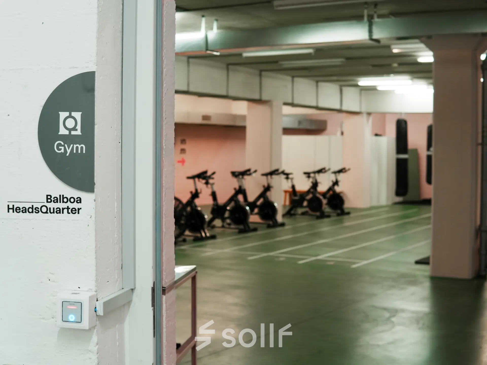Blick in einen Fitnessbereich mit mehreren stationären Fahrrädern in einem Gebäude an der Beethovenstrasse 48, Zürich Enge.