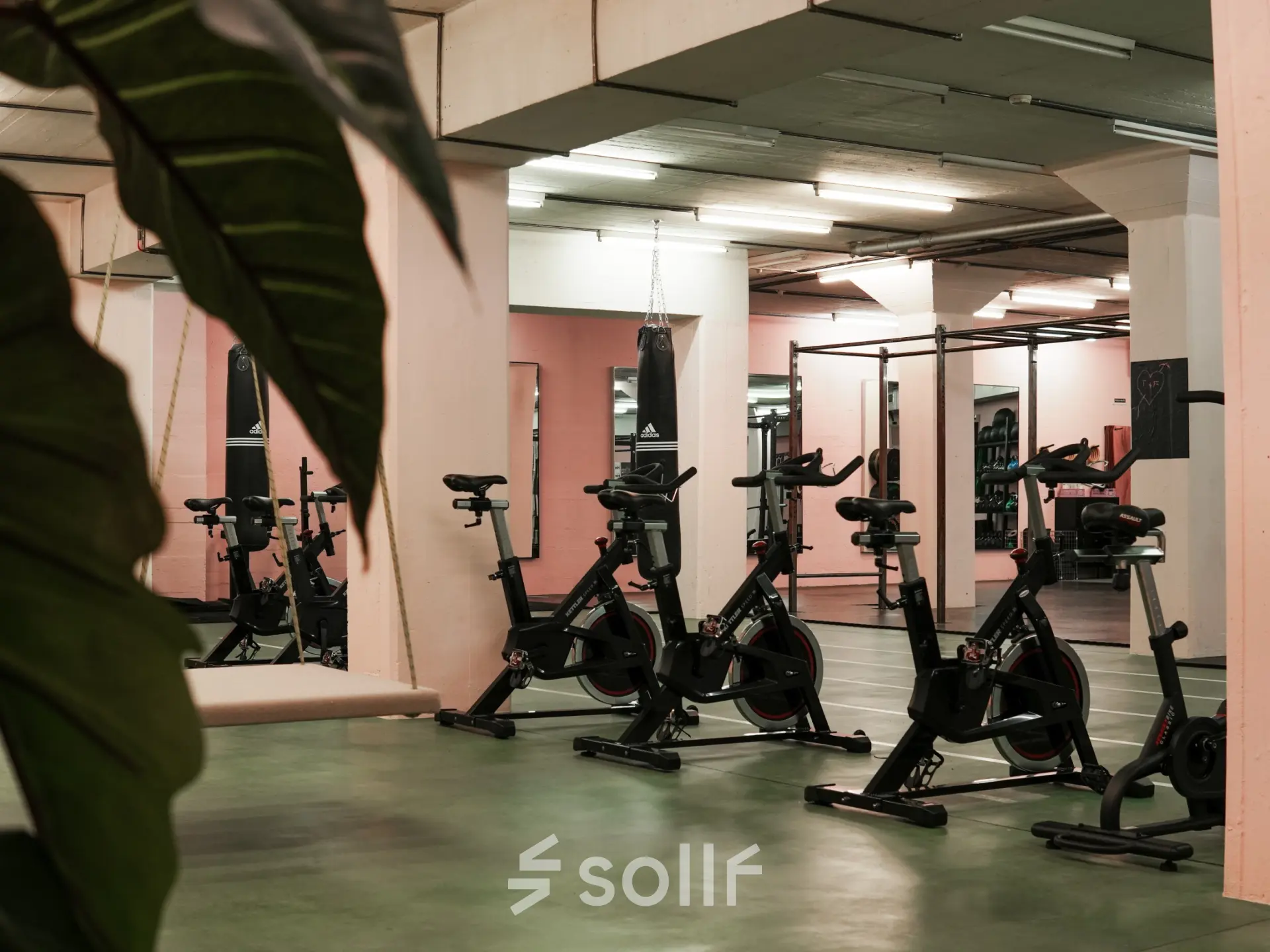 Fitnessbereich zur Miete in Zürich Enge, Beethovenstrasse 48, mit mehreren stationären Fahrrädern und Fitnessausrüstung.