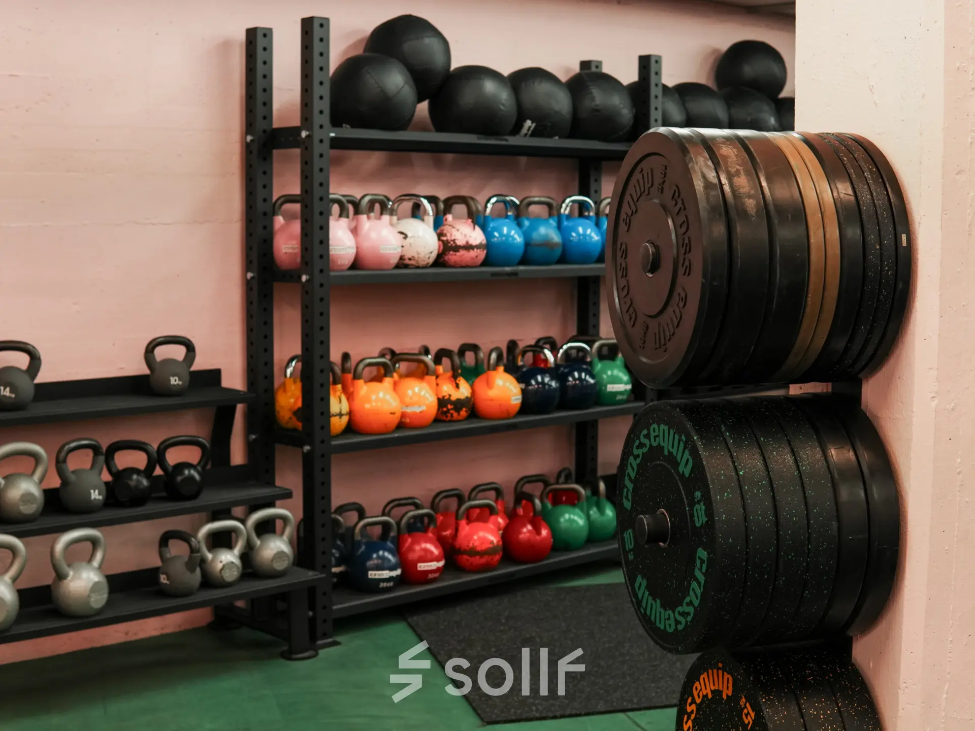 Ein Fitnessraum mit Hantelscheiben und Kettlebells in der Beethovenstrasse 48, ideal für kreative Pausen nach dem Büro mieten oder bürofläche mieten.