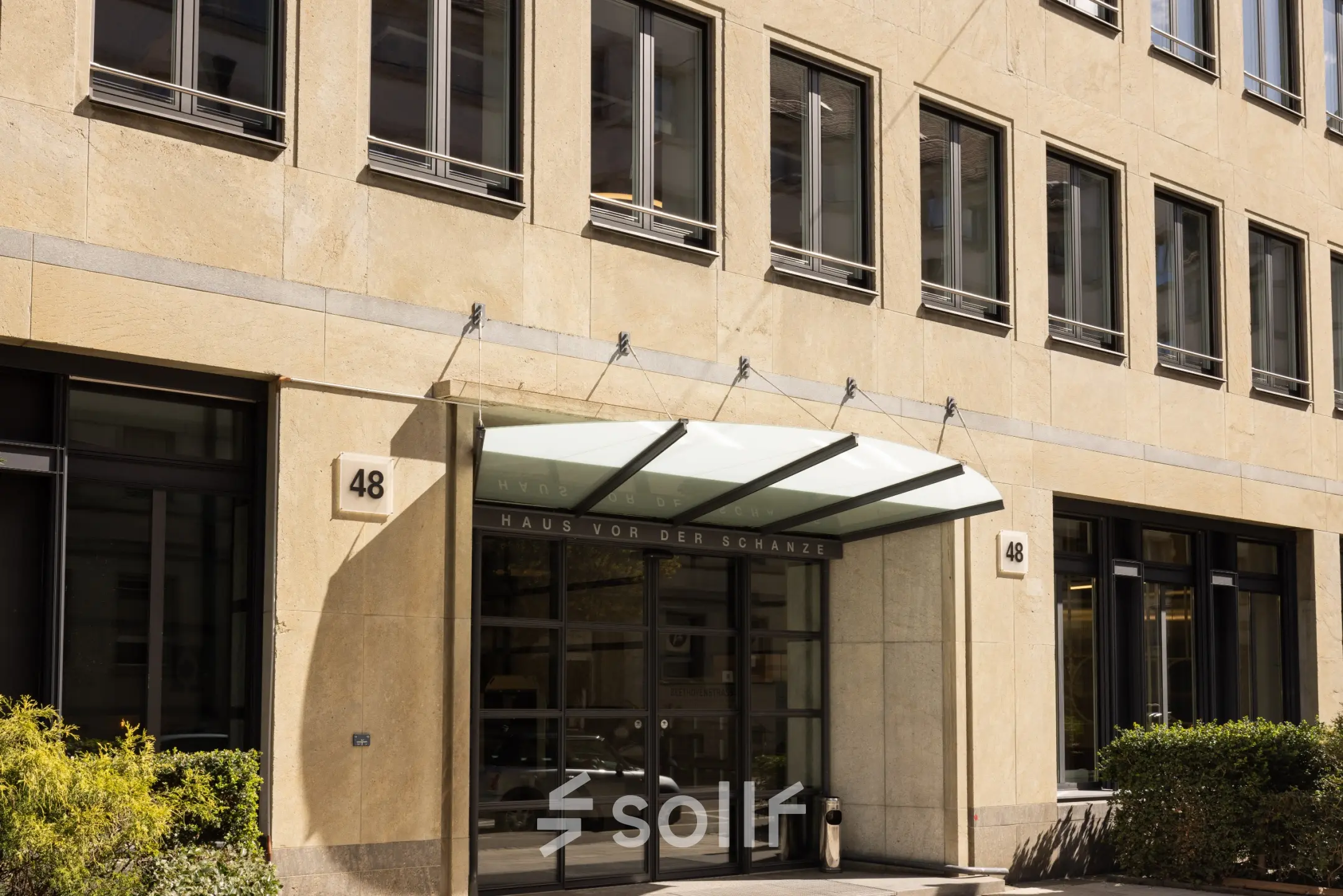 Außenansicht des Bürogebäudes Beethovenstrasse 48 in Zürich Enge, ideal für Unternehmen, die Bürofläche mieten möchten.
