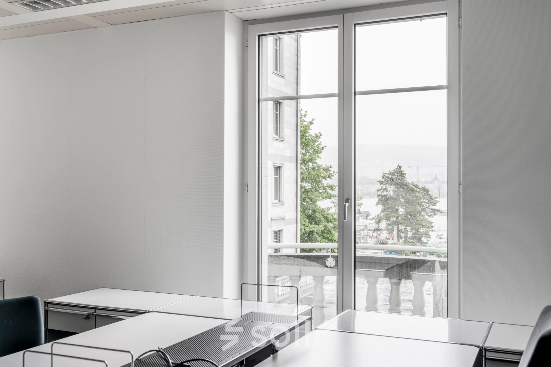 Helles Büro am Mythenquai 26 in Zürich Enge mit großen Fenstern und Blick auf den See. Ideal für Bürofläche mieten oder Büroraum mieten.