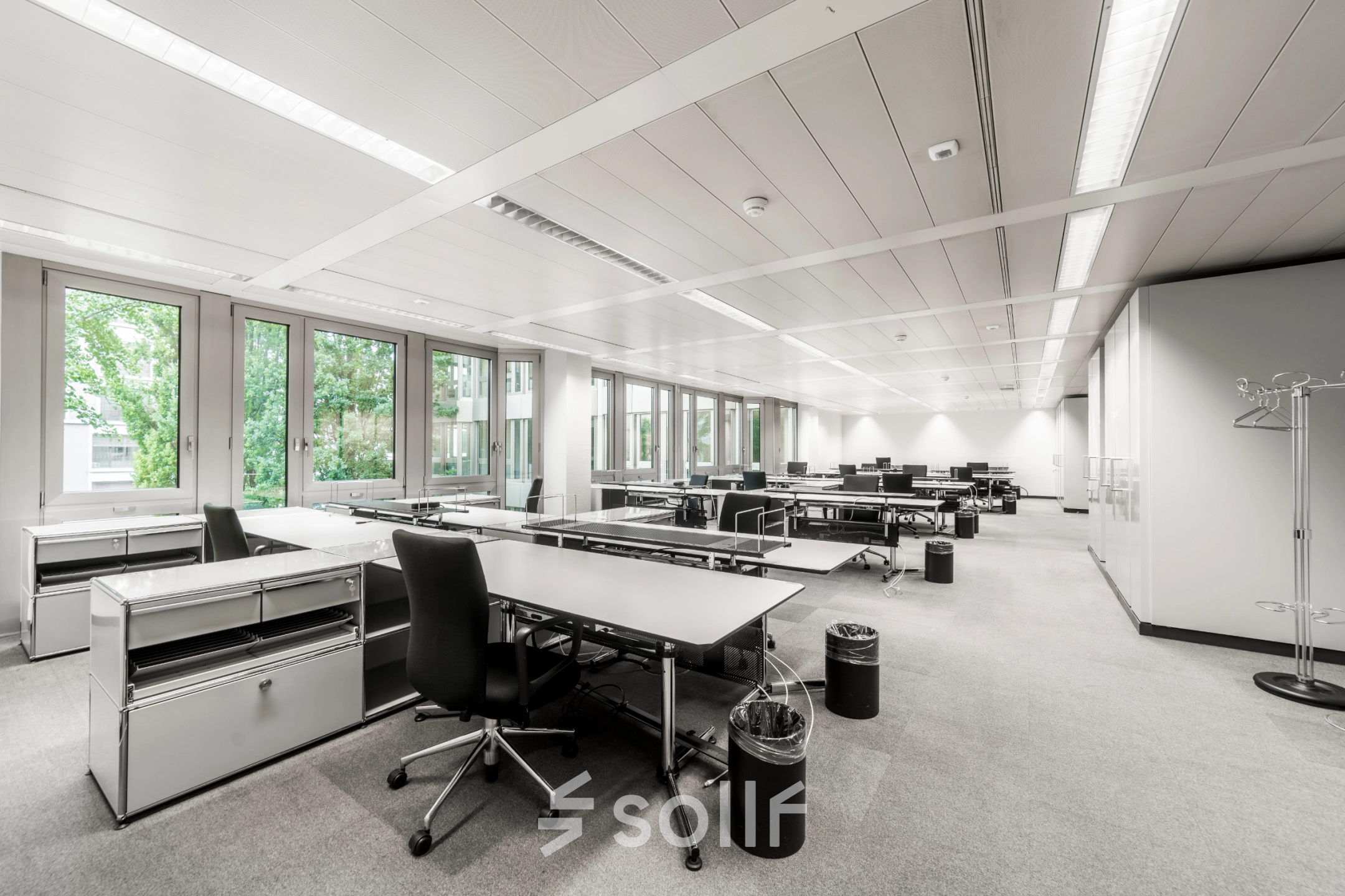 Helles Büro mit Schreibtischen und Stühlen, ideal zum Büromieten in Zürich Enge am Mythenquai 26.