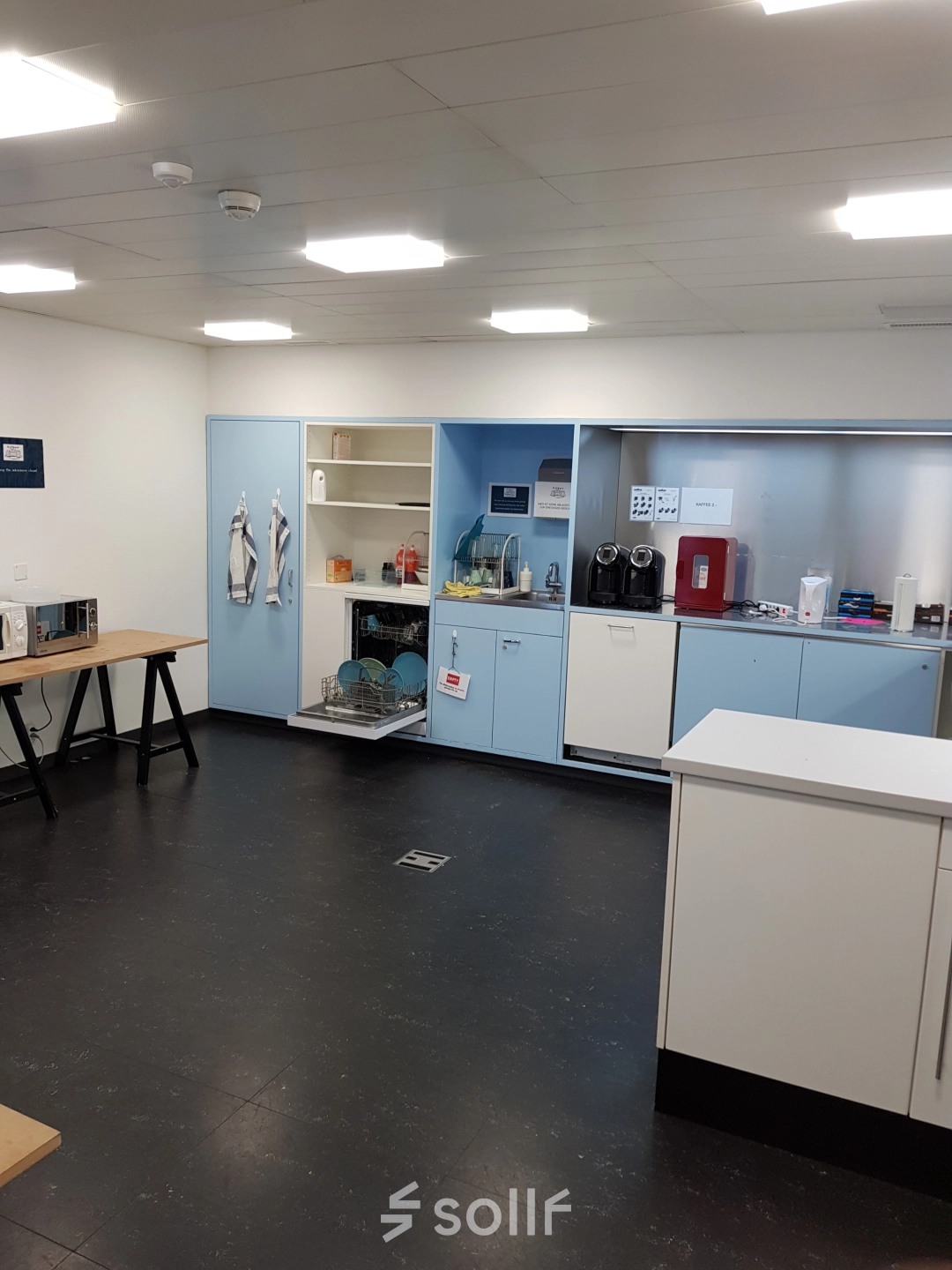 Büroraum in Mythenquai 26, Zürich Enge, mit moderner Küchenzeile. Eine ideale Fläche für informelle Meetings oder Pausen, perfekt für alle, die ein Büro mieten möchten.