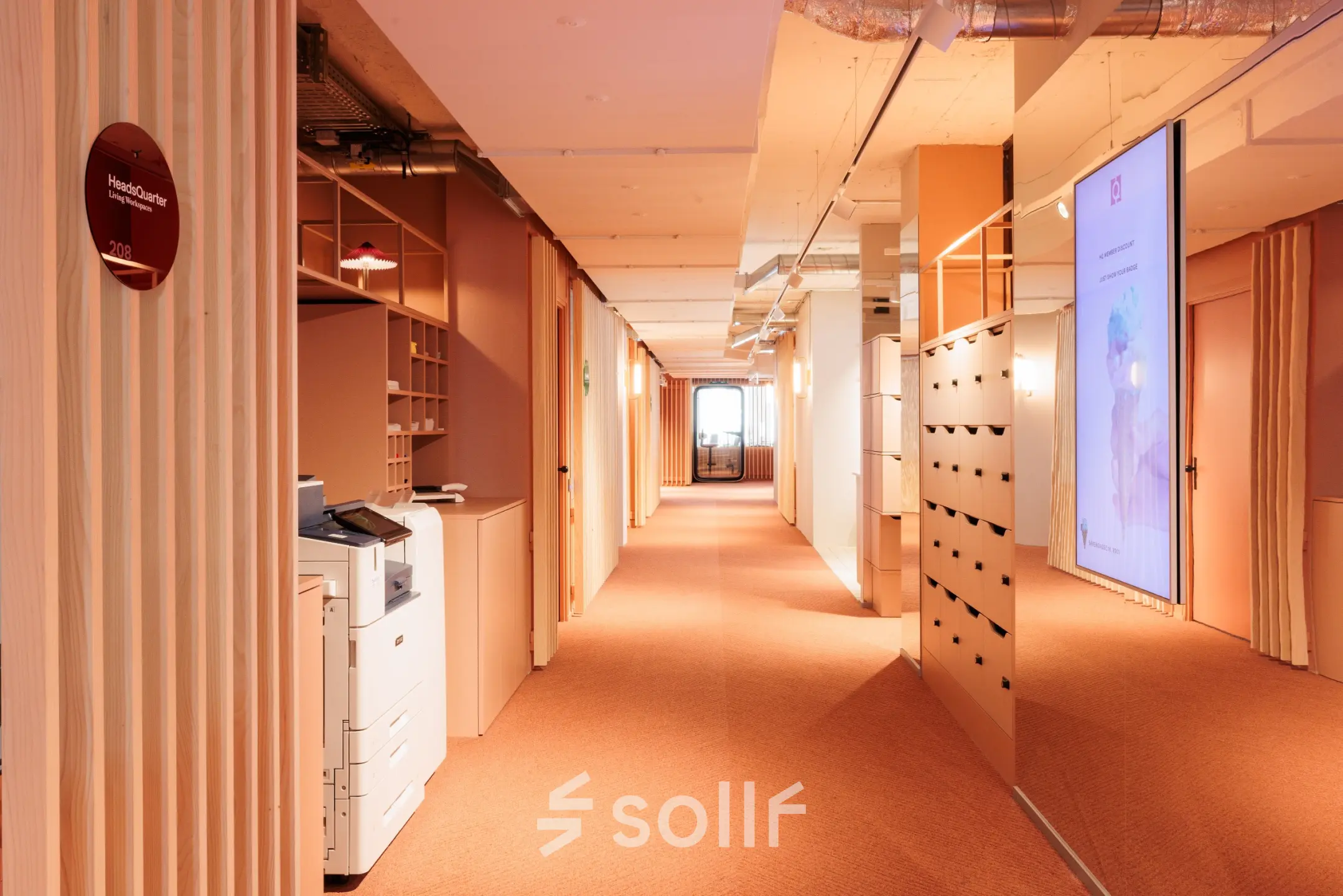 Gepflegter Büroflur mit modernen Akzenten, ideal zum Büro mieten, befindet sich in der Stockerstrasse 33, Zürich Enge.