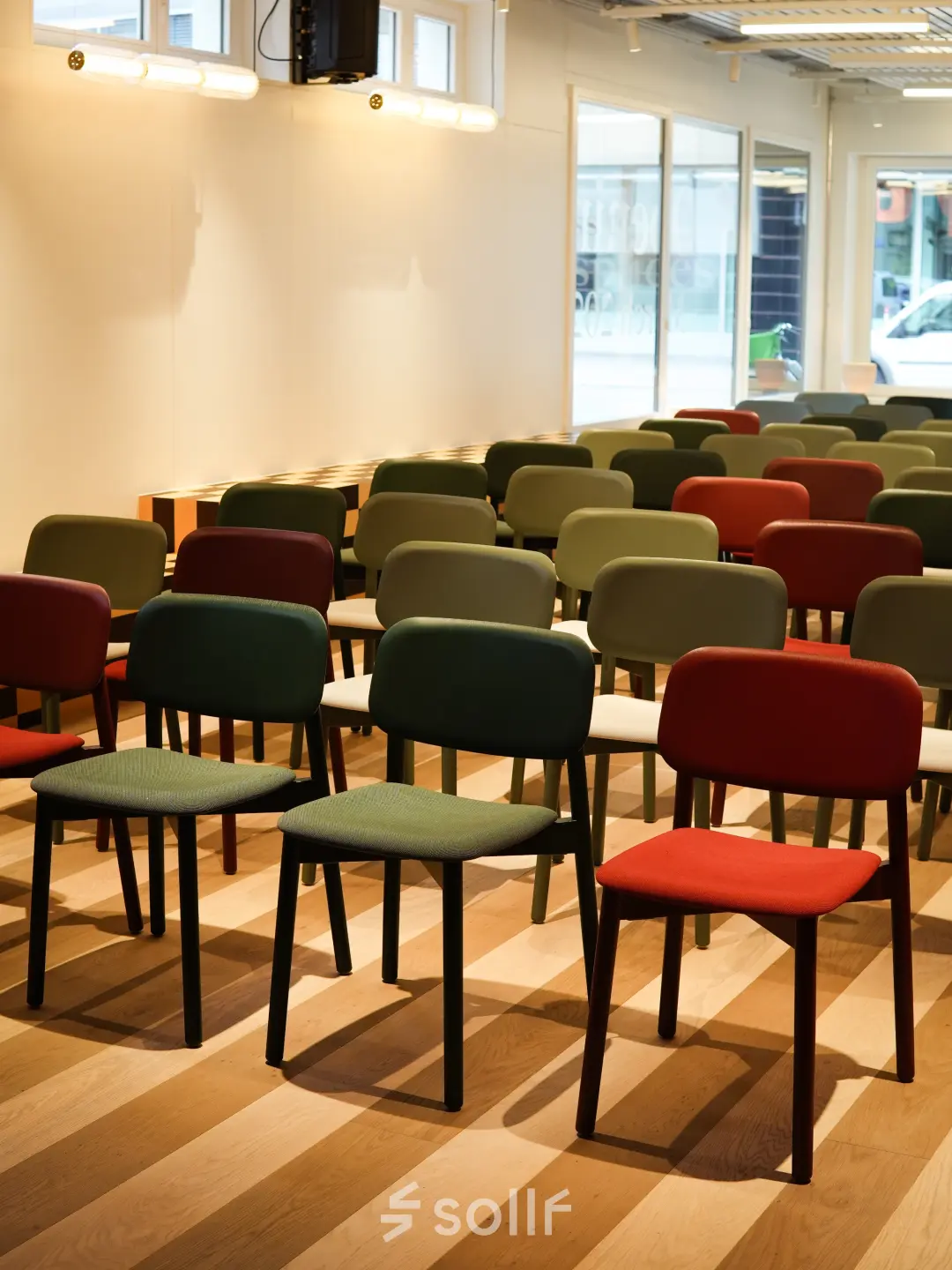 Helles Büro zur Miete mit zahlreichen farbigen Stühlen in Zürich Enge, Stockerstrasse 33.