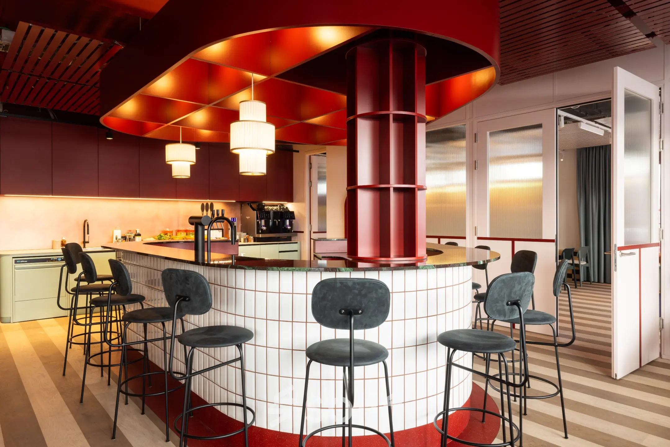 Moderne Bürofläche mieten mit stilvollem Lounge-Bereich in Zürich Enge, Stockerstrasse 33. Ideal für entspannte Pausen und informelle Meetings.
