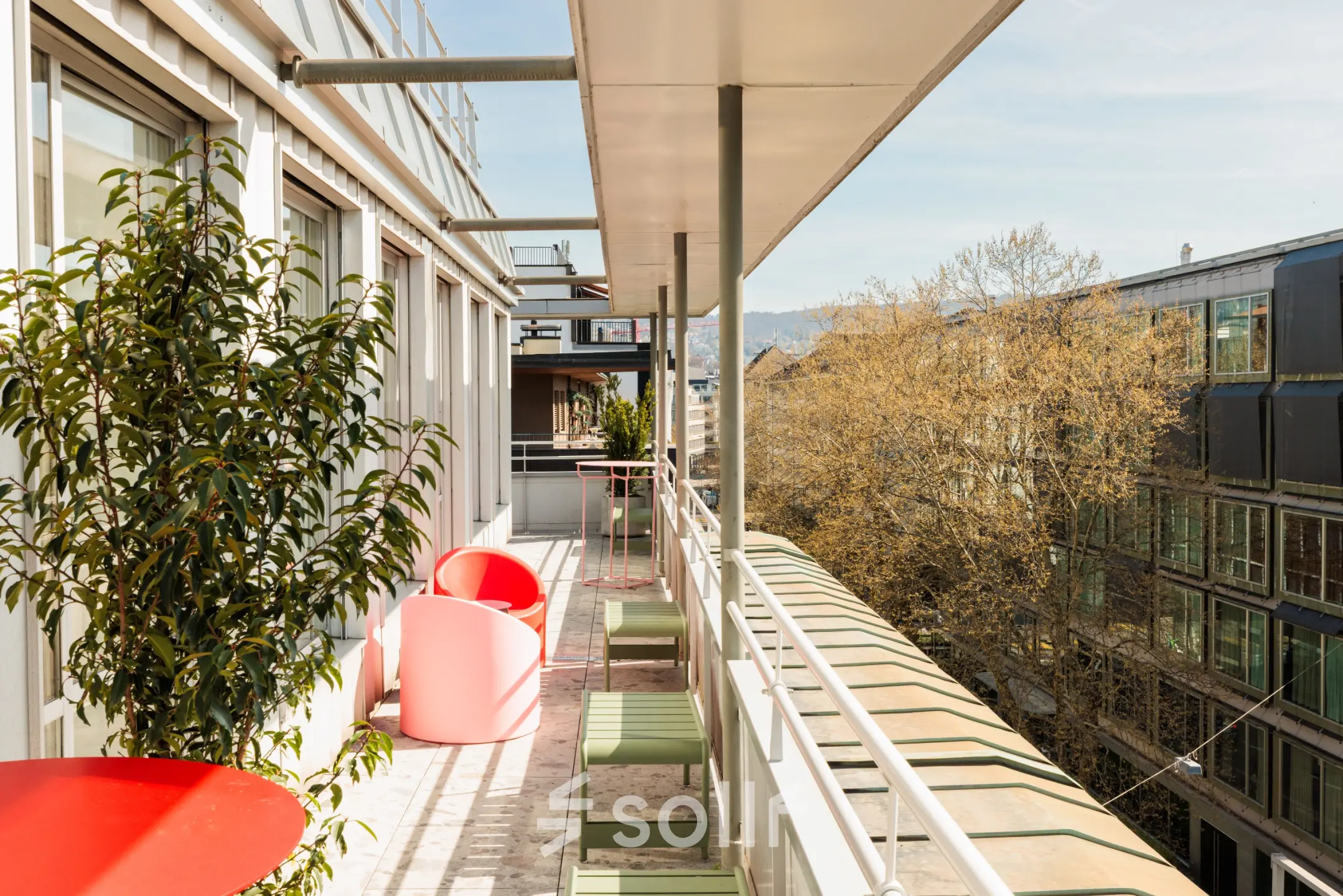 Terrasse eines Büros in der Stockerstrasse 33, Zürich Enge, mit modernen Sitzgelegenheiten und Blick auf die Stadt.