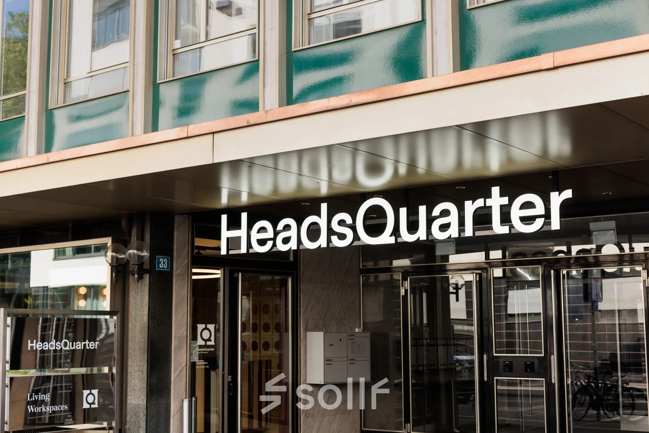 Eingang eines Bürogebäudes an der Stockerstrasse 33 in Zürich Enge mit der Aufschrift HeadsQuarter. Perfekte Lage, um Bürofläche zu mieten.
