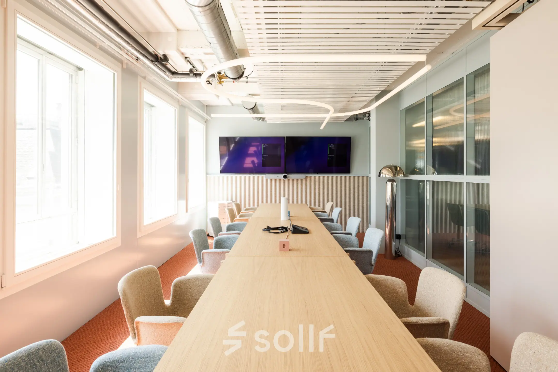 Modernes Büro in Zürich Enge, Stockerstrasse 33: Helle, möblierte Konferenzraum mit einem langen Tisch, ideal um Büroraum oder Bürofläche zu mieten.