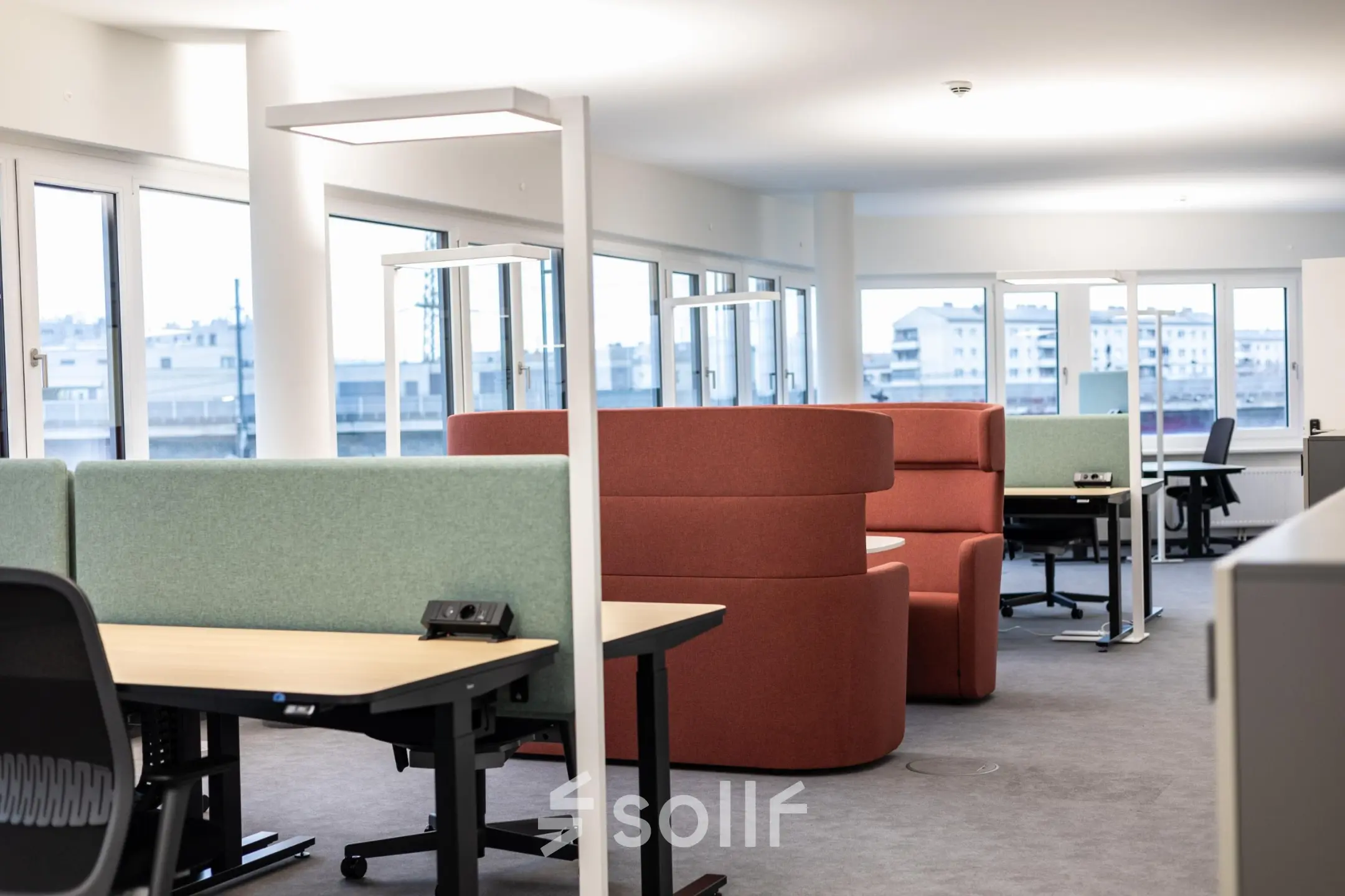 Modern office space in 1210 Vienna, Floridsdorf with light furnishings, adjustable desks, and ergonomic chairs. Perfect for those looking to rent office space or explore office space rental opportunities.