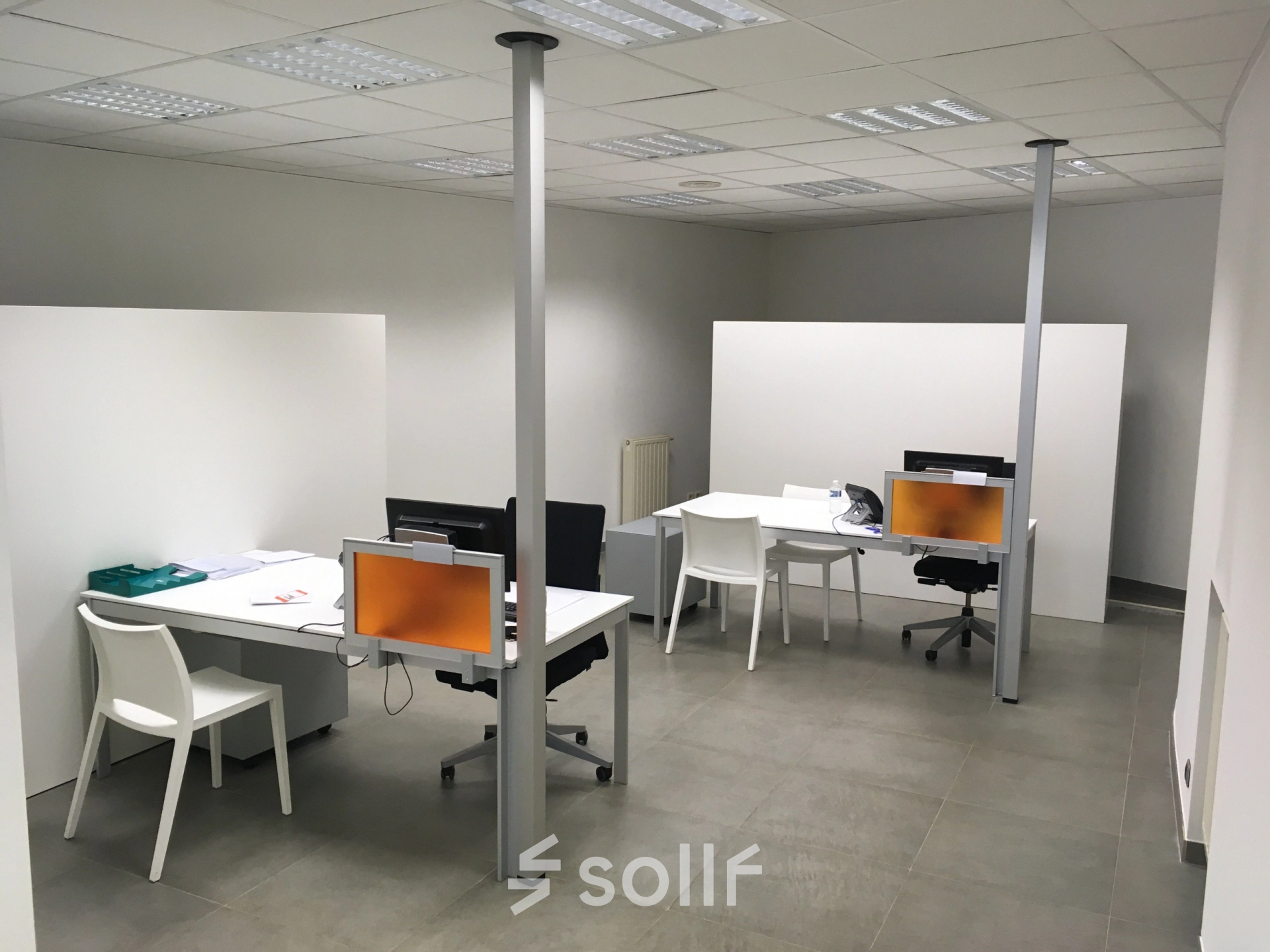 Office space at Keizersplein 24, Aalst, België with modern workstations available for rent. Neutral decor and functional layout ideal for businesses seeking office space rental.