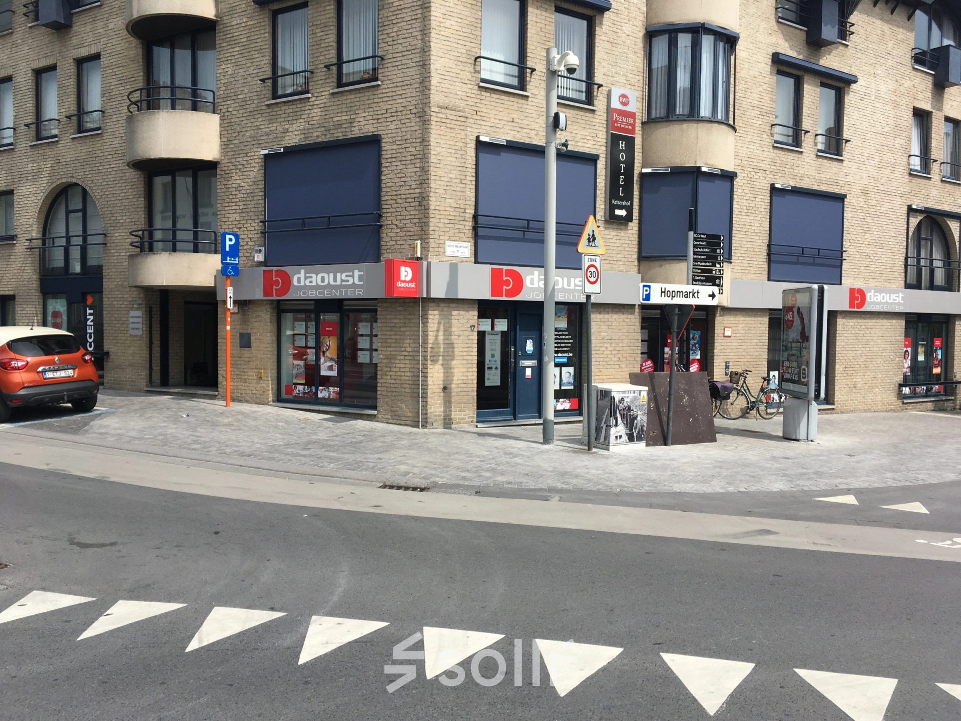 Exterior view of an office to rent at Keizersplein 24, Aalst, België. The building showcases a modern facade, offering potential office space rental opportunities.