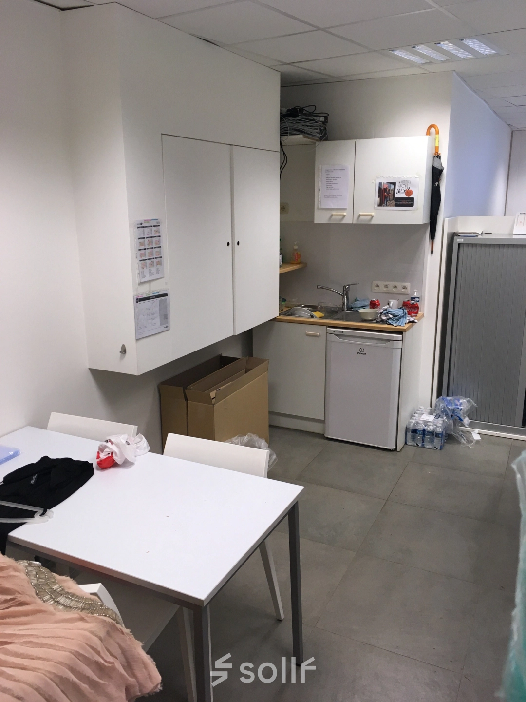 Compact office space with a small kitchenette at Keizersplein 24, Aalst, België, available for rent. Ideal for those seeking an office to rent with basic amenities.