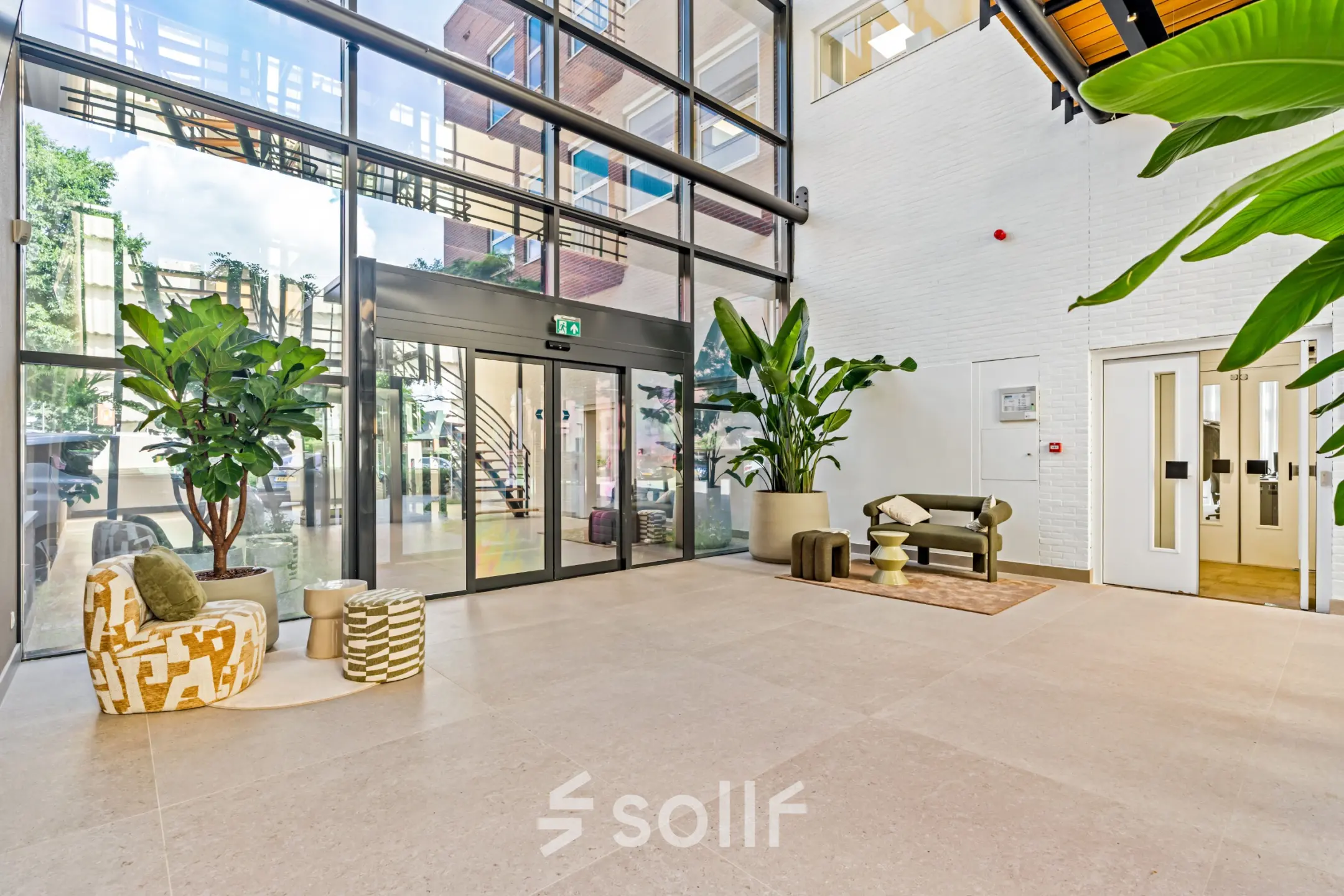 Spacious and bright entrance area at Maanlander 43 in Amersfoort Calveen, ideal for those seeking office space rental.