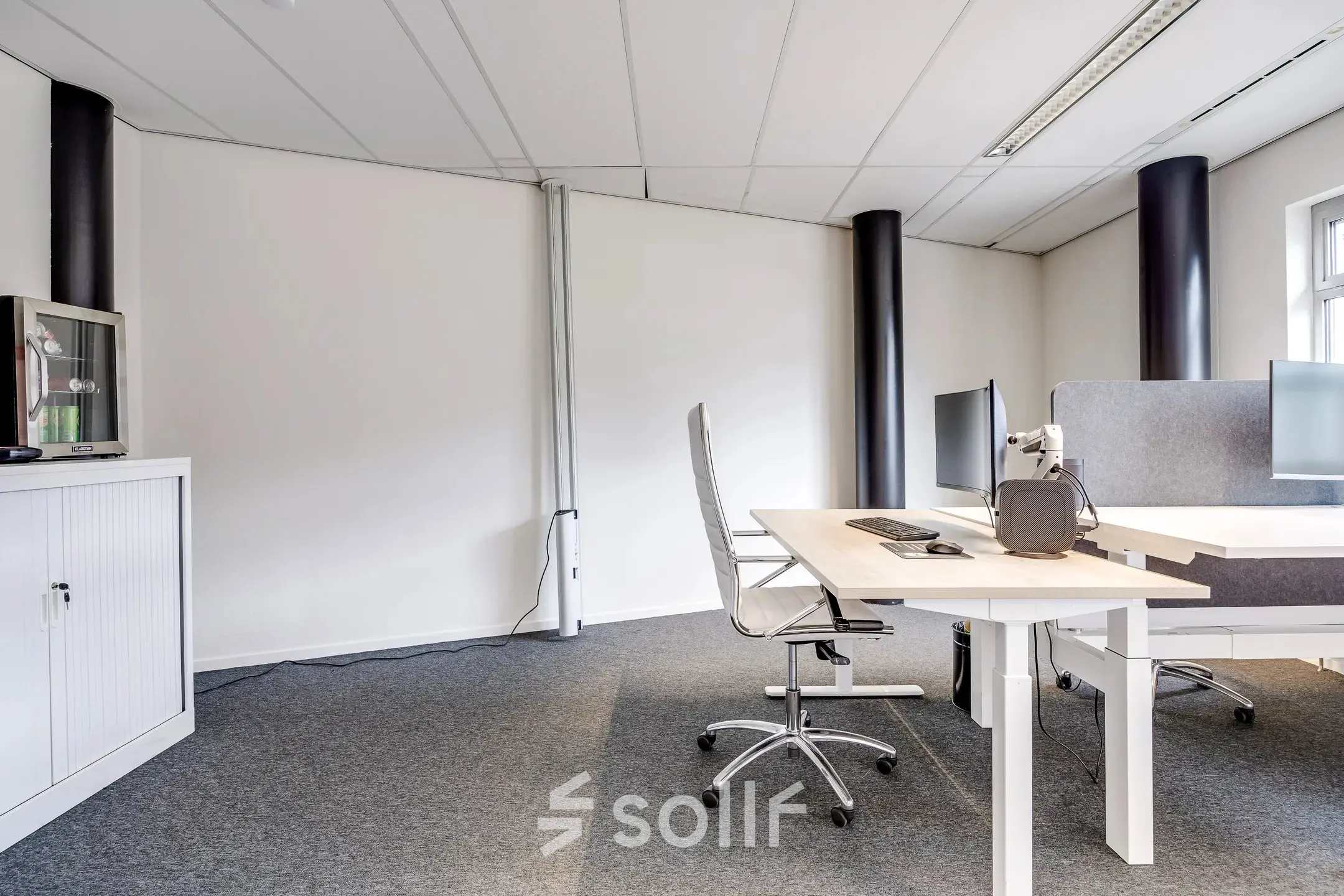 Bright office space for rent at Maanlander 47, Amersfoort Calveen, featuring modern workstations and natural light.
