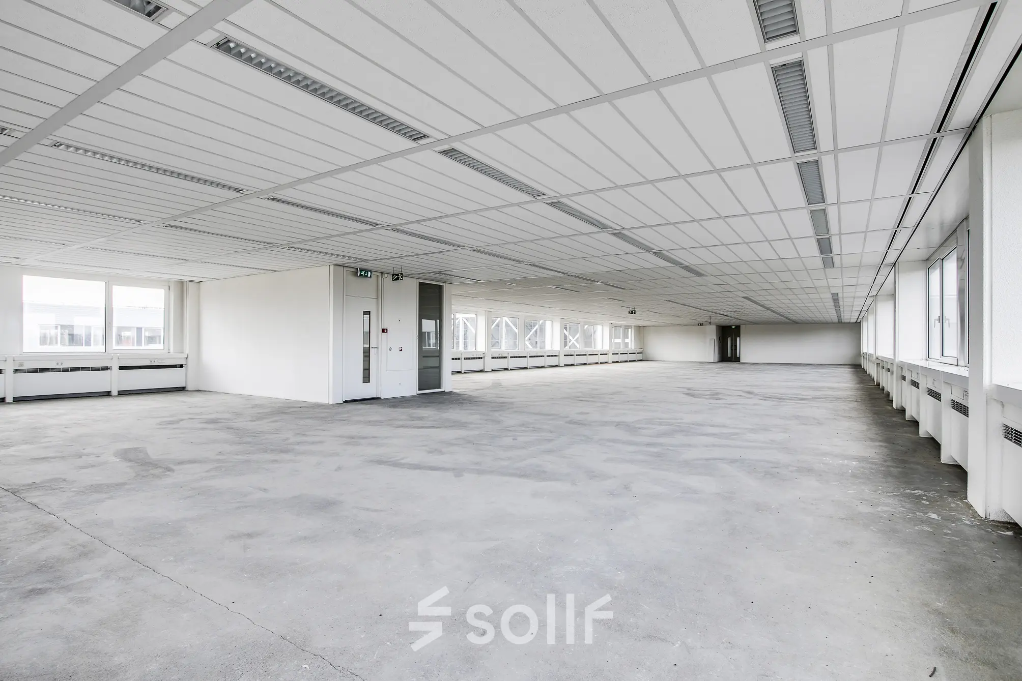 Spacious unfurnished office to rent at De Gondel 1, Amstelveen, featuring large windows and ample open floor plan for flexible office space rental.
