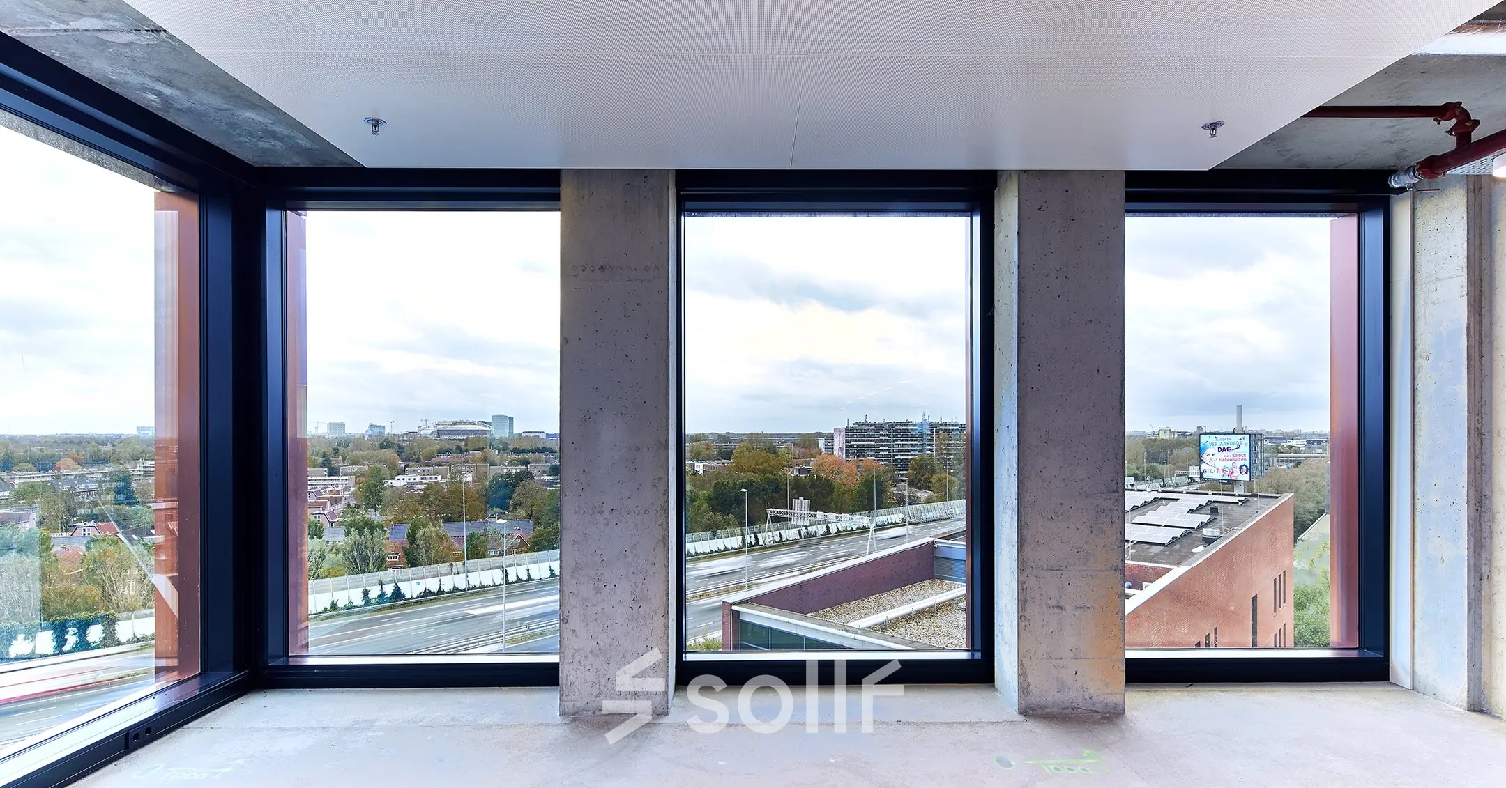 Office space rental at H.J.E. Wenckebachweg 230-258 in Amsterdam Amstel Business Park features large windows with city views, providing a bright, airy atmosphere ideal for productive work.