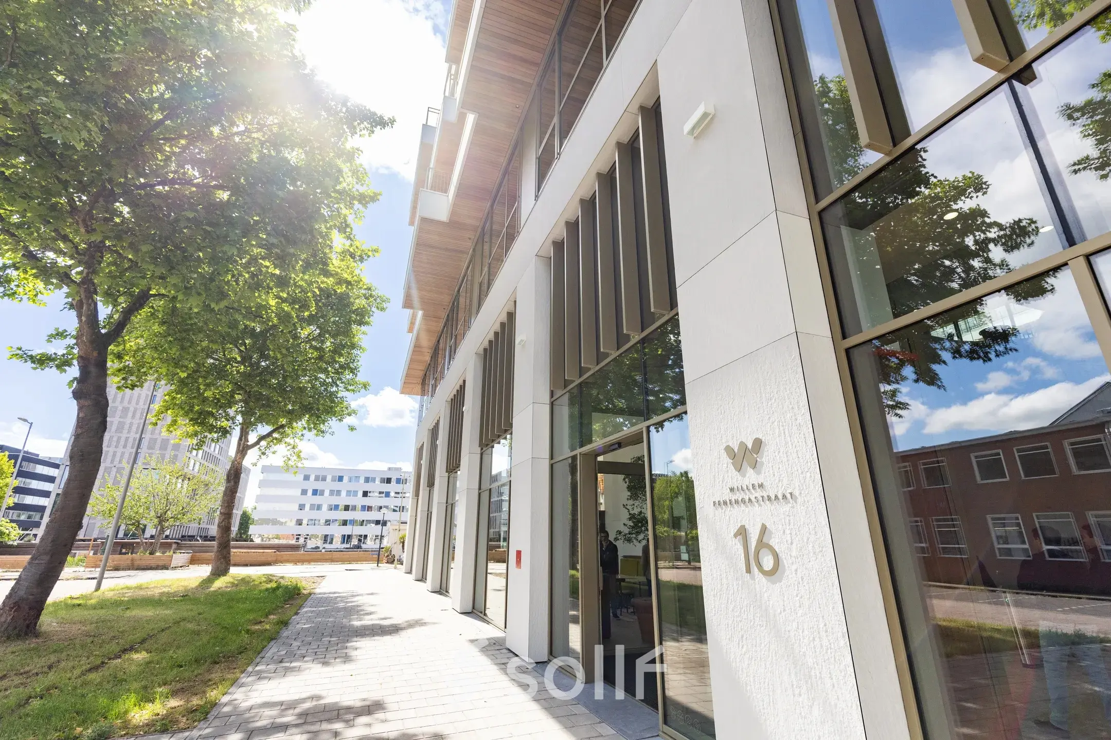 Exterior view of office building at Willem Fenengastraat 16, Amsterdam Amstel, ideal for office space rental.