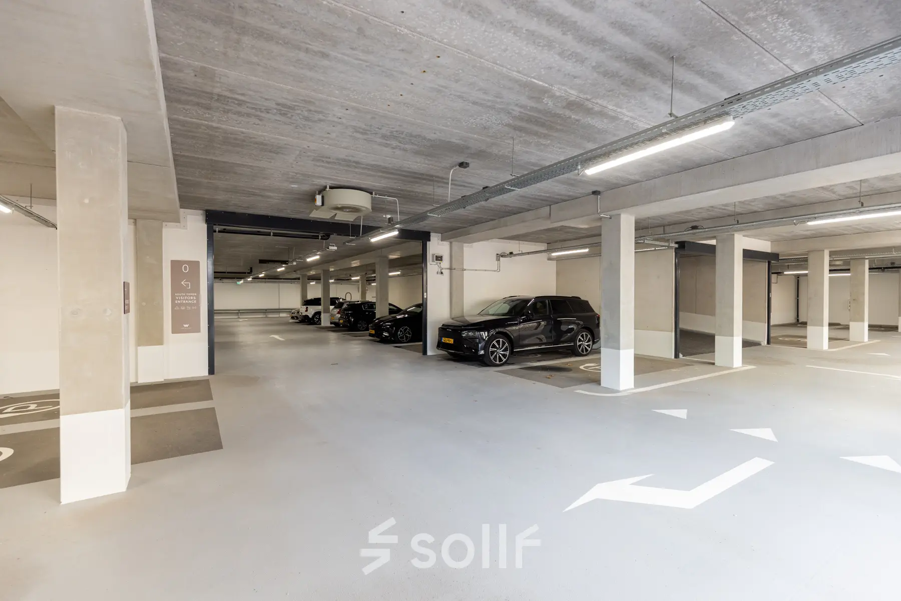 Parking area at Willem Fenengastraat 16 in Amsterdam Amstel, available for office space rental with ample parking spots.