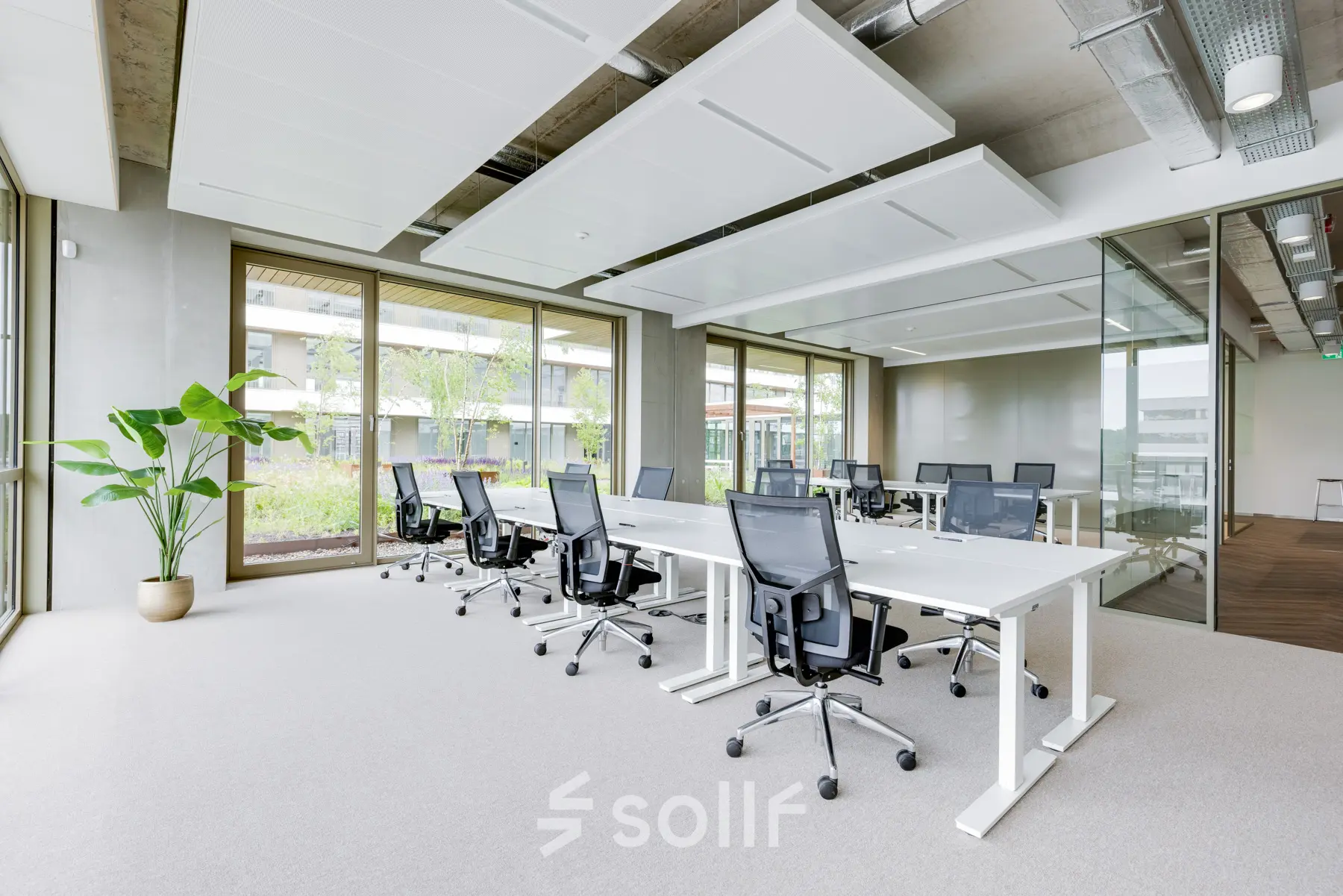 Bright office space at Willem Fenengastraat 16, Amsterdam Amstel, featuring modern furnishings and workstations available for rent.