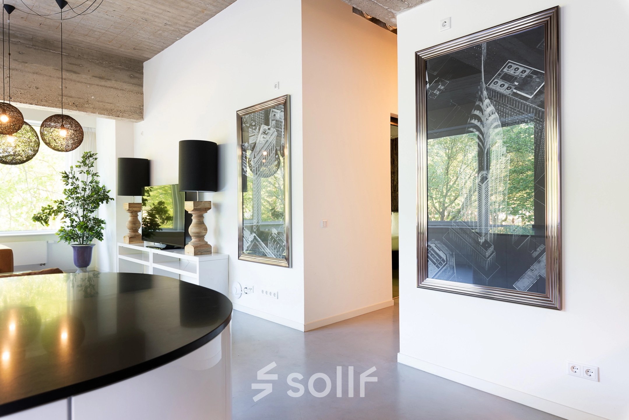 Modern interior at Teilingen 1, Amsterdam Buitenveldert, featuring sleek decor and artwork. Ideal for office space rental with a blend of style and functionality.
