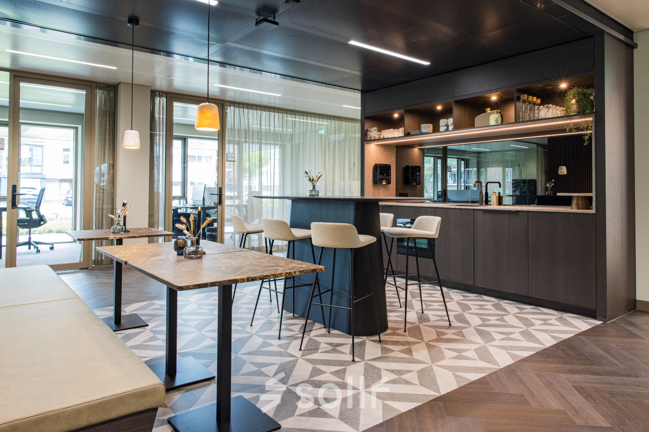 Modern and stylish office space at Walborg 2A, Amsterdam Buitenveldert, featuring a furnished open floorplan ideal for office space rental with seating and decorative lighting.
