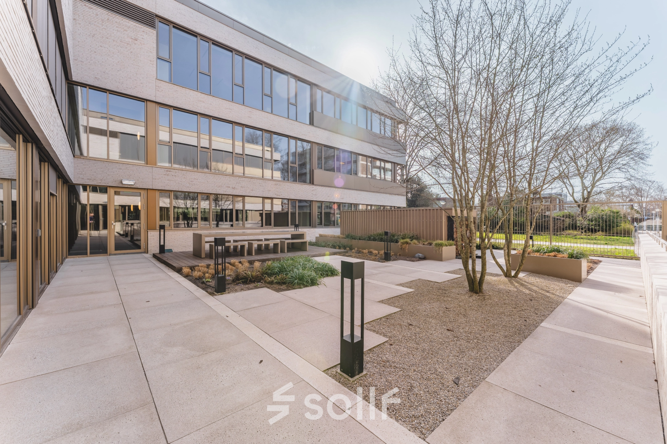 Exterior view of Walborg 2A in Amsterdam Buitenveldert, showcasing a modern office building with landscaped outdoor areas. Ideal for businesses seeking office space rental.