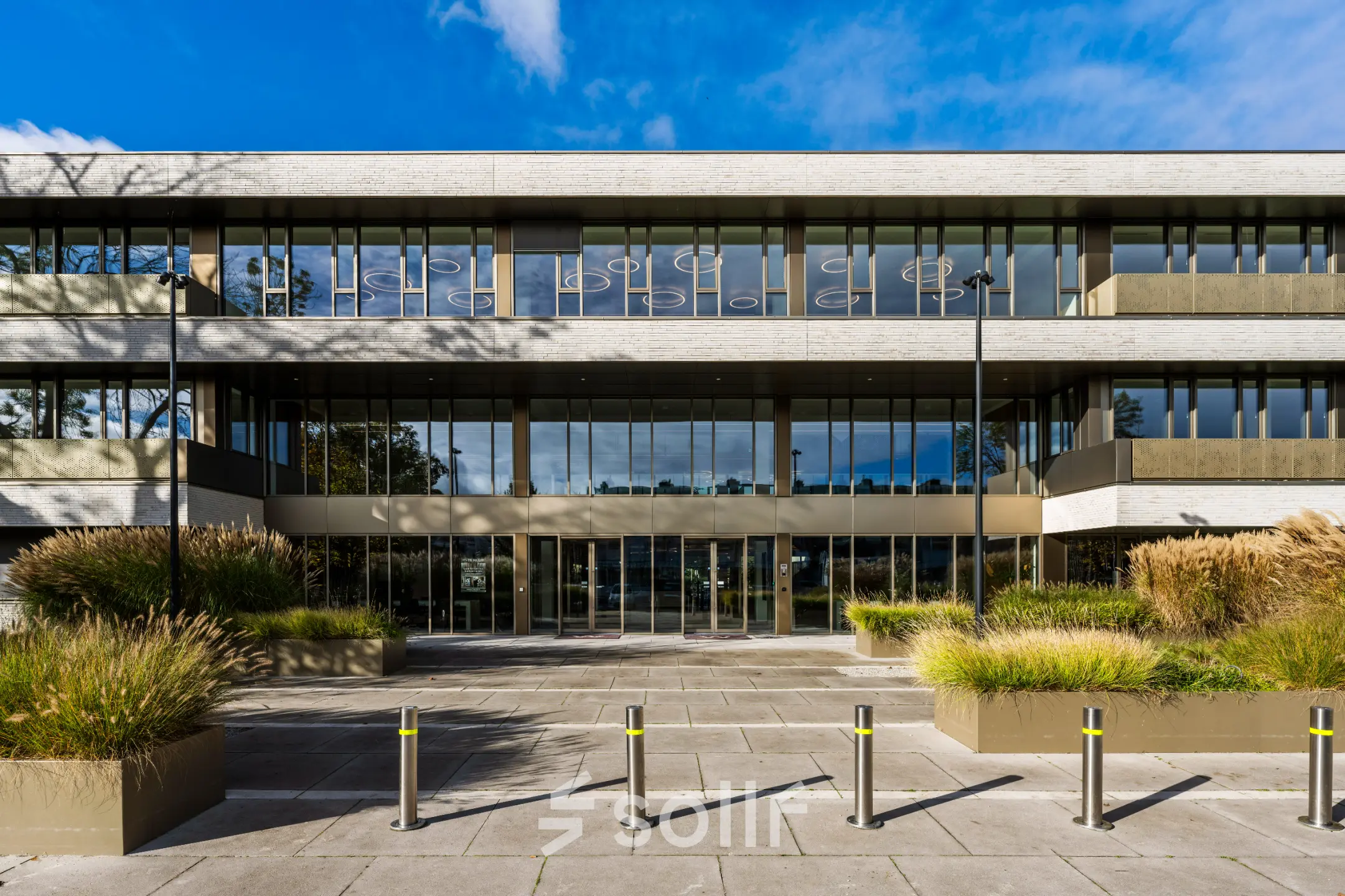Exterior view of office building at Walborg 2A in Amsterdam Buitenveldert, showcasing a modern facade ideal for office space rental.