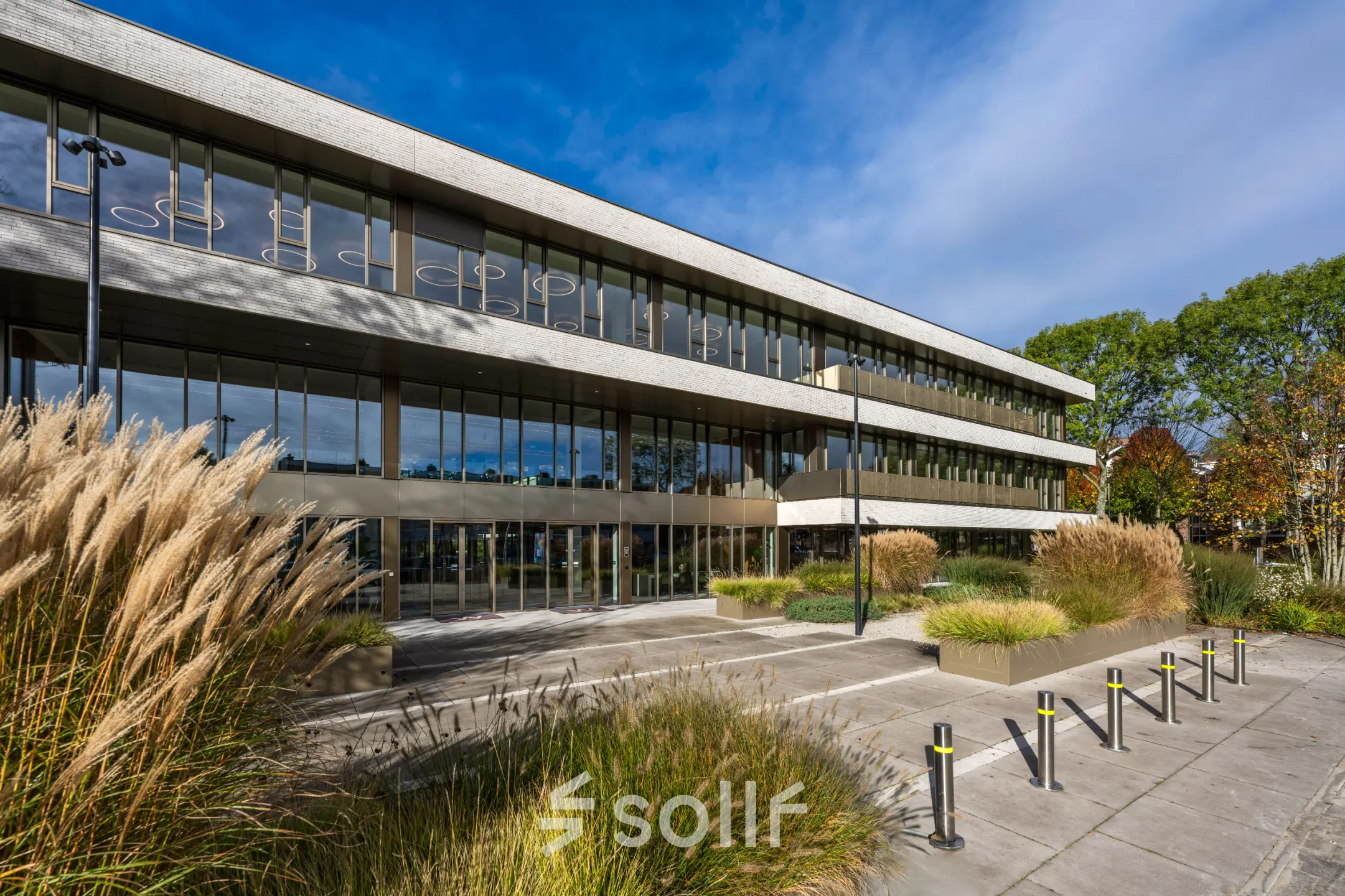 Exterior view of Walborg 2A in Amsterdam Buitenveldert, showcasing a modern office building surrounded by greenery, suitable for office space rental.