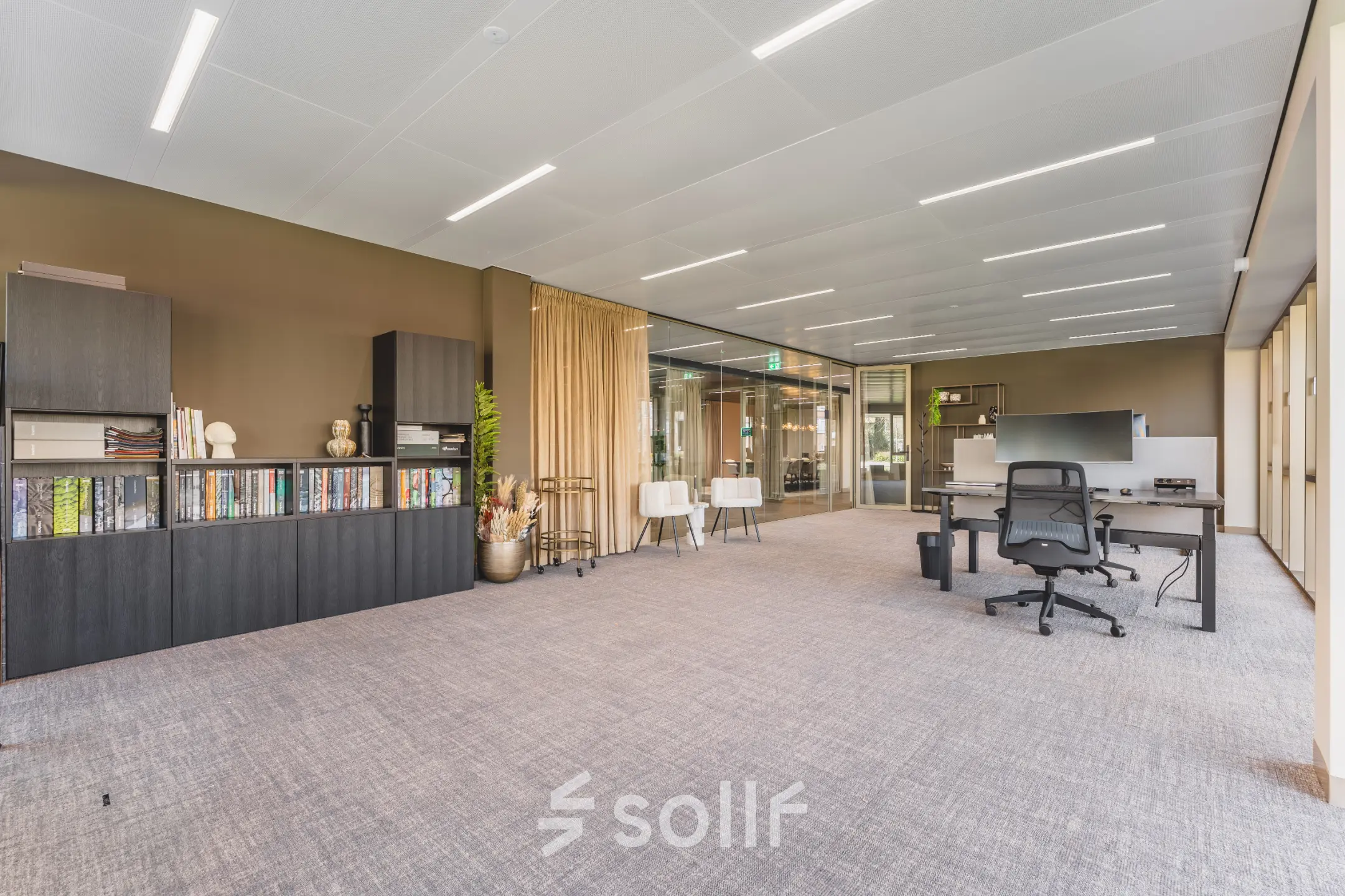 Spacious office room at Walborg 2A in Amsterdam Buitenveldert, featuring modern furniture and natural lighting, ideal for office space rental.
