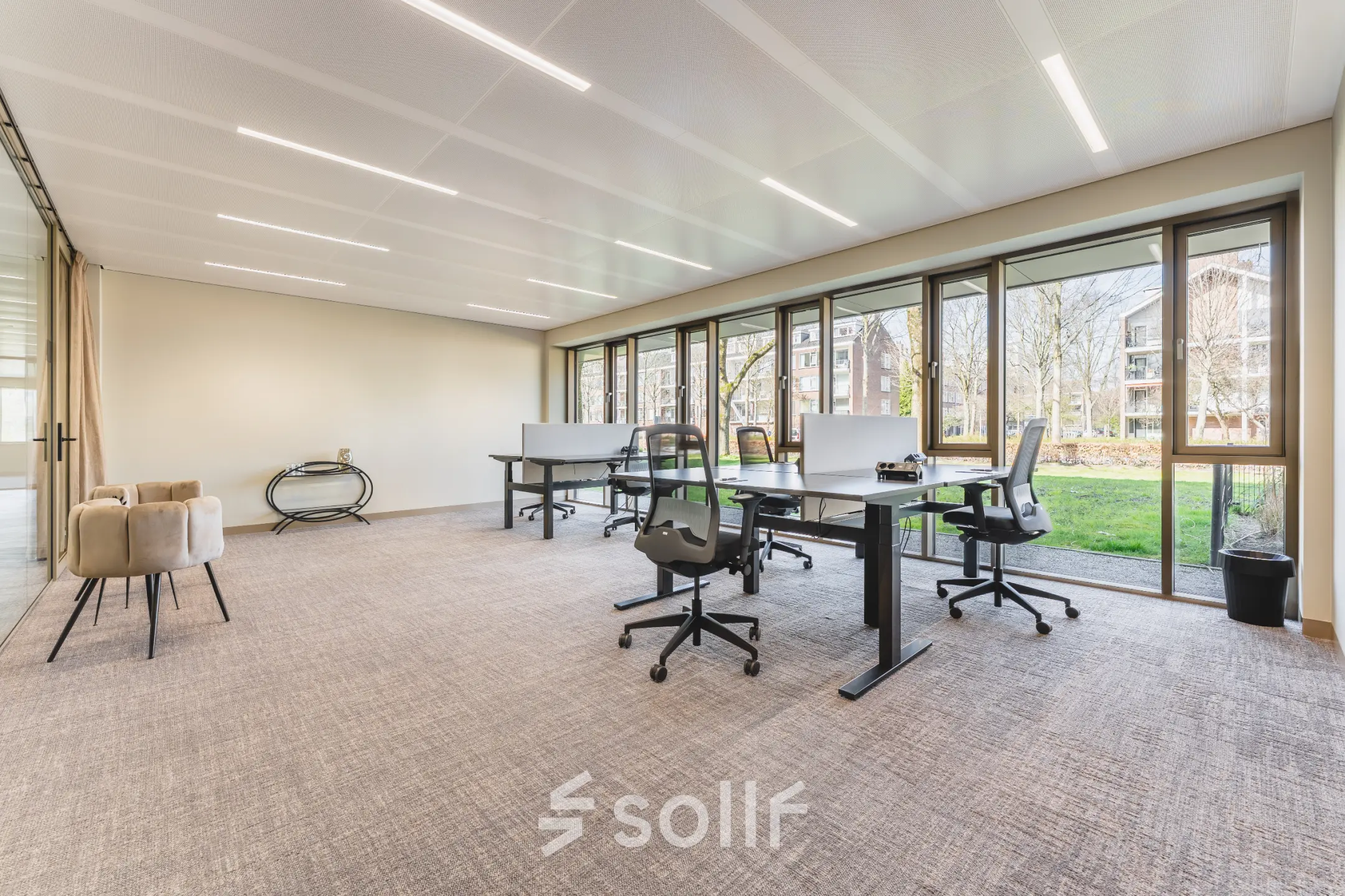Bright office space with large windows at Walborg 2A, Amsterdam Buitenveldert, featuring modern desks and chairs available for rent.