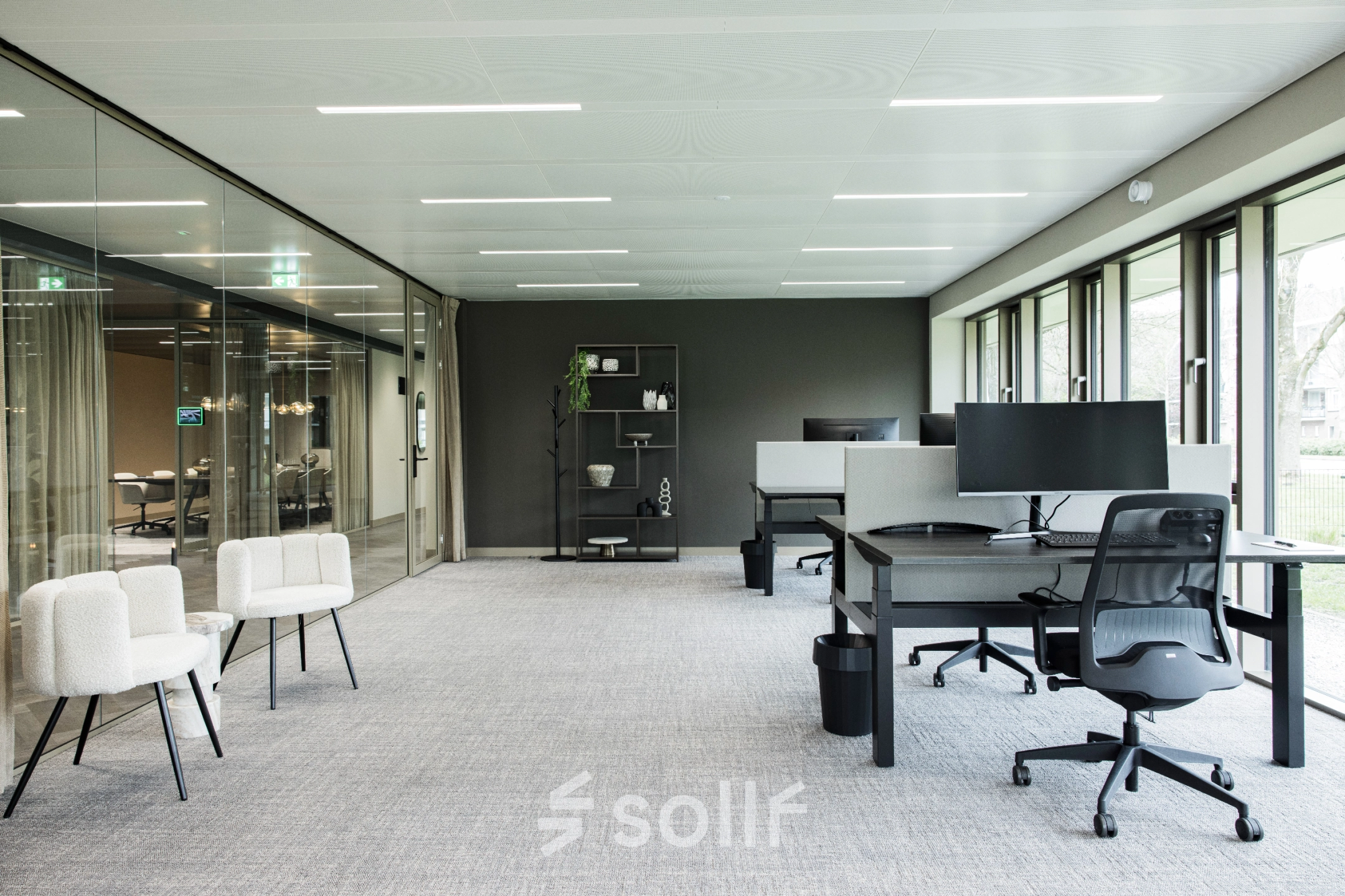 Spacious office to rent at Walborg 2A, Amsterdam Buitenveldert, featuring modern workstations with large windows offering natural light.