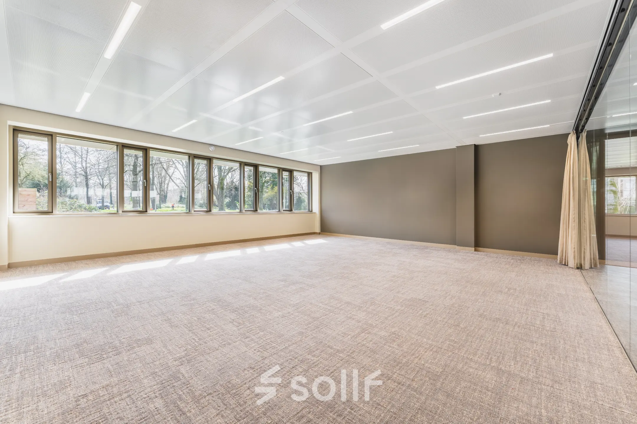 Spacious office to rent in Amsterdam Buitenveldert at Walborg 2A, featuring large windows and ample natural light, ideal for customizable office space rental.